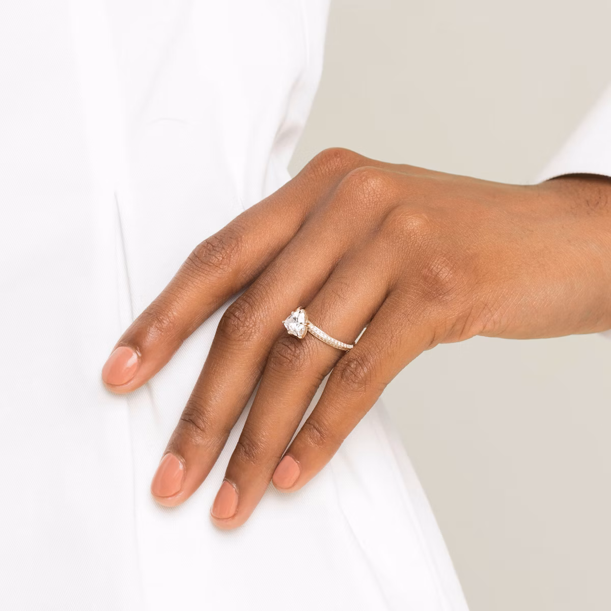 Knife-Edge | Trillant | 18k | Gelbgold | bandAccent: Mit Pavé-Besatz | hiddenHalo: no | diamondOrientation: vertical | caratWeight: other