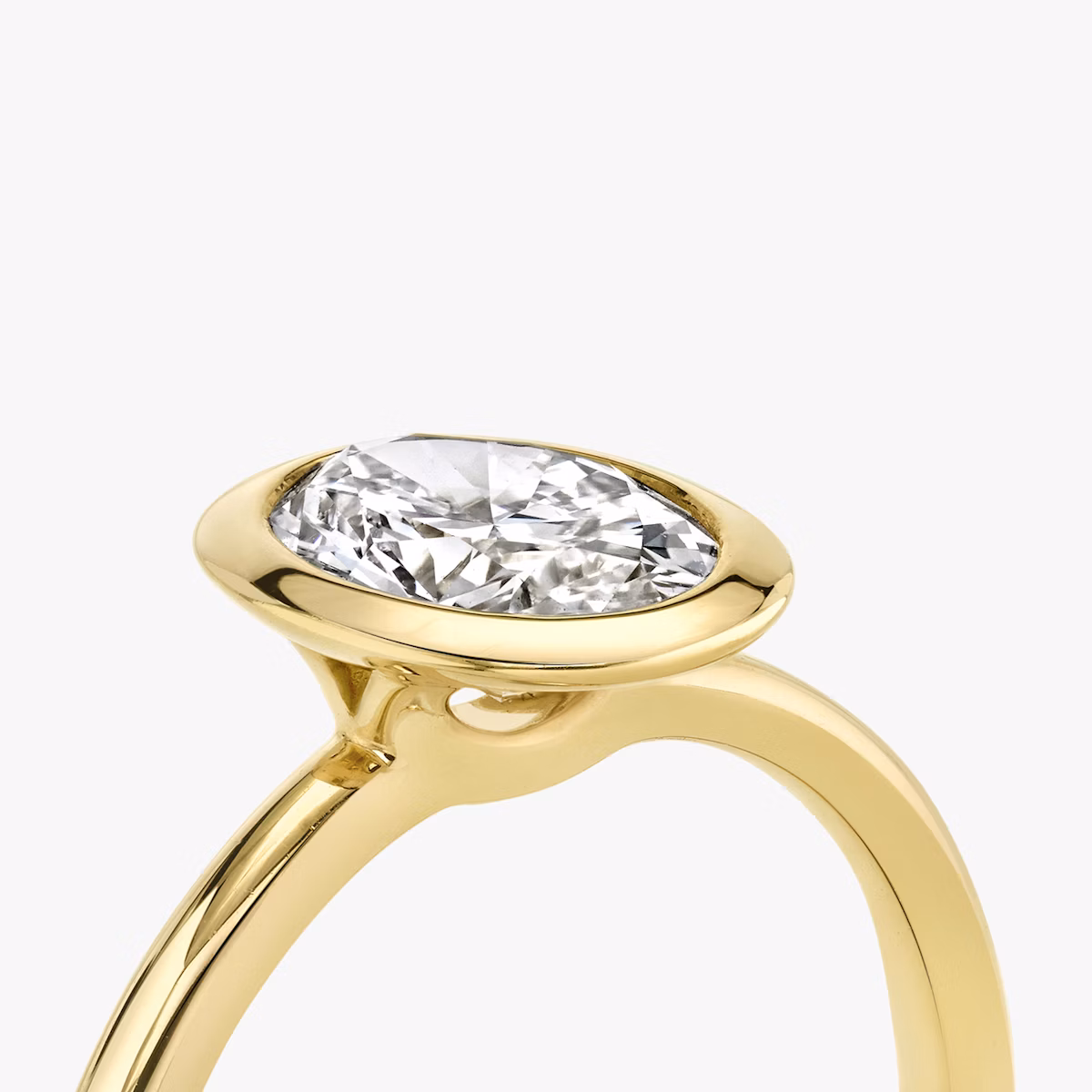 Signature Bezel | Oval | 18k | Gelbgold | bandAccent: Ohne Pavé-Besatz | diamondOrientation: vertical | caratWeight: other