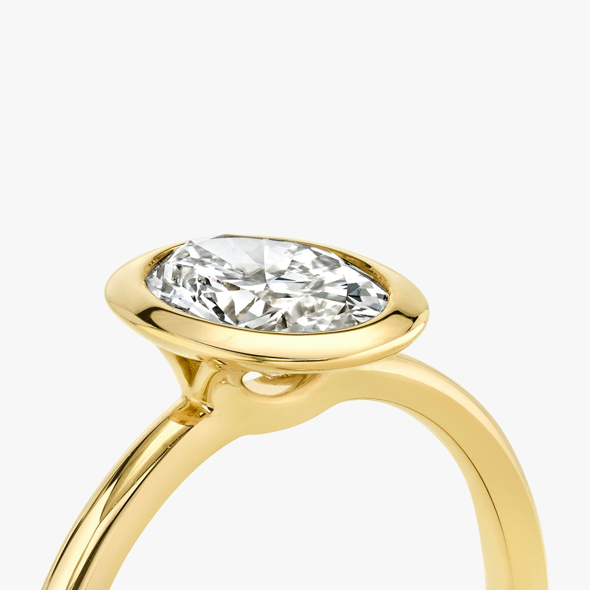 The Signature Bezel | Oval | 18k | Yellow Gold | bandAccent: Plain | diamondOrientation: vertical | caratWeight: other