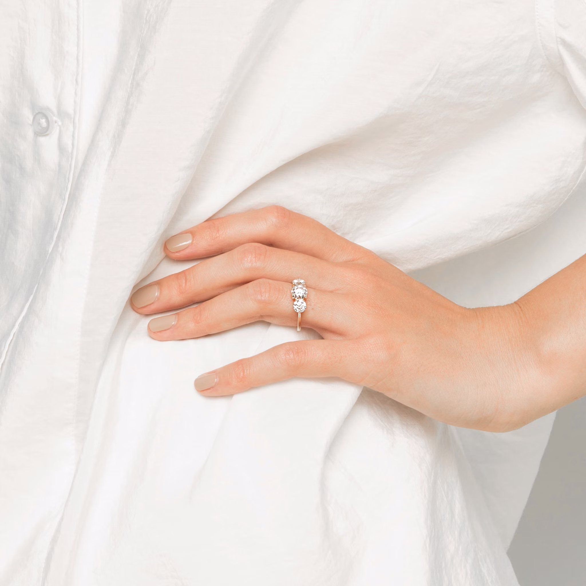 Anillo de compromiso Three Stone | Brillante | 18k | Oro blanco | bandAccent: Simple | caratWeight: other | sideStoneCarat: 0.50ct | sideStoneShape: Brillante | diamondOrientation: vertical