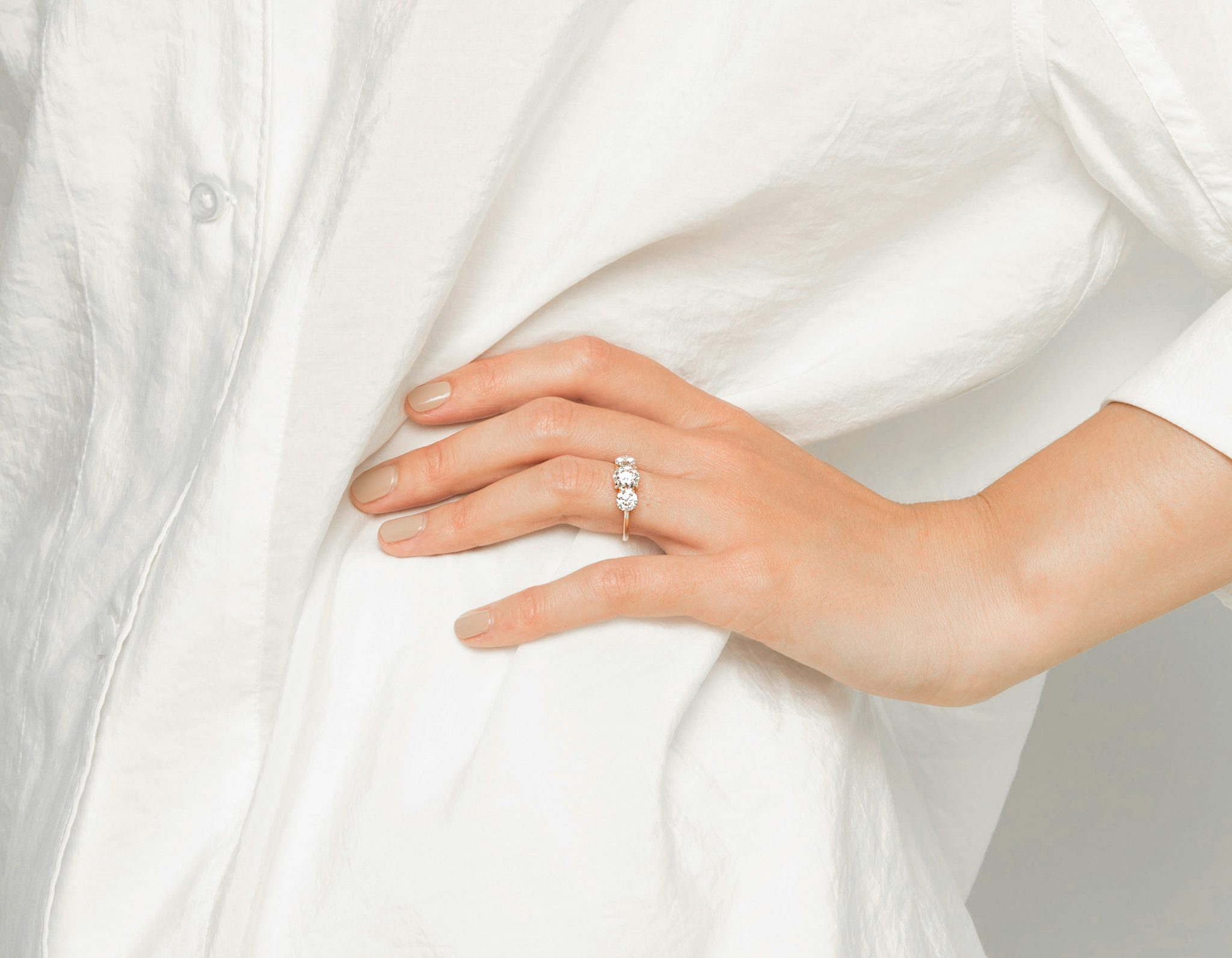 Anillo de compromiso Three Stone | Brillante | 18k | Oro blanco | bandAccent: Simple | caratWeight: other | sideStoneCarat: 0.50ct | sideStoneShape: Brillante | diamondOrientation: vertical