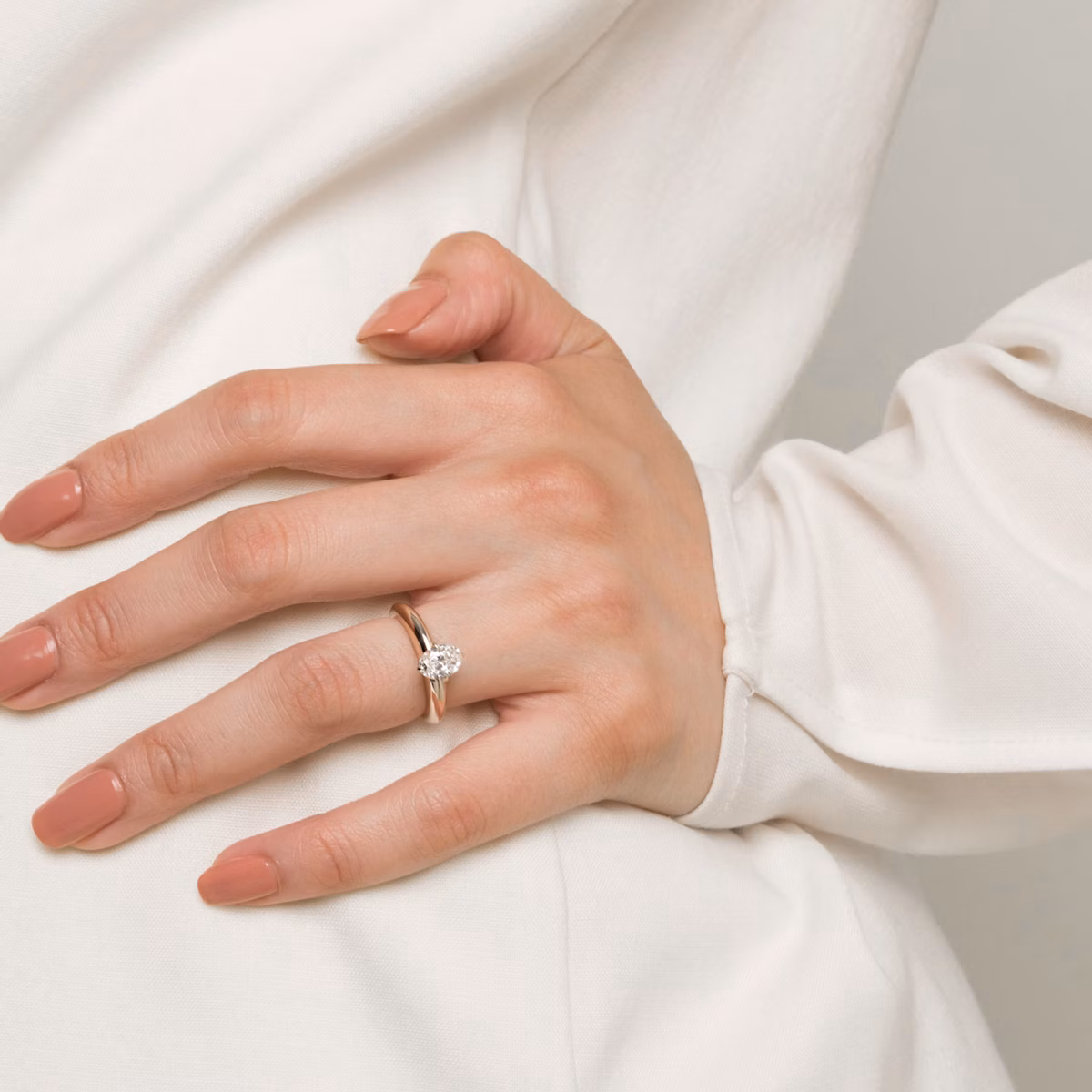 The Curator | Oval | 18k | White Gold | bandAccent: Plain | diamondOrientation: vertical | caratWeight: other