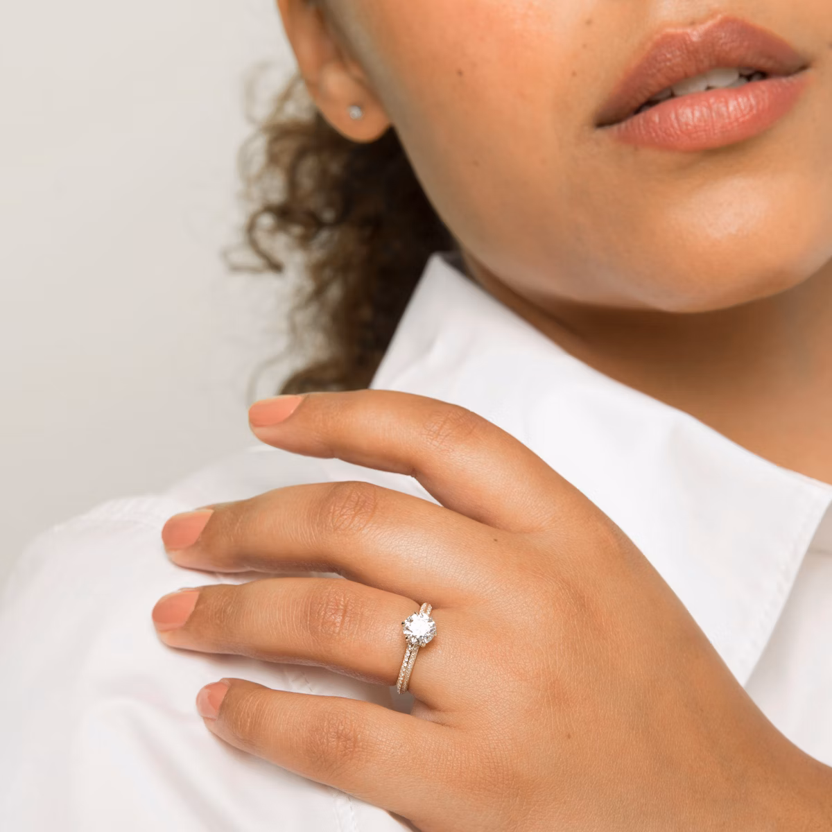 The Knife-Edge | Round Brilliant | 18k | Yellow Gold | bandAccent: Pavé | caratWeight: other | hiddenHalo: no | diamondOrientation: vertical