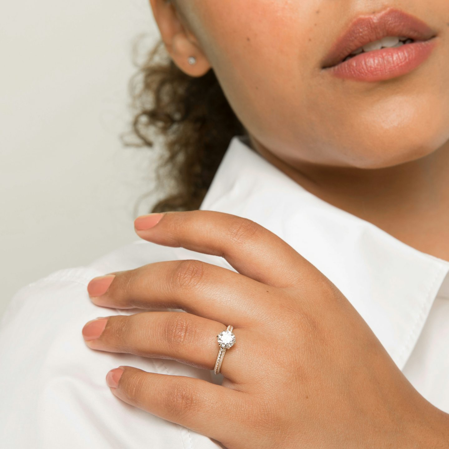 The Knife-Edge | Round Brilliant | Platinum | bandAccent: Pavé | caratWeight: 1.5ct | hiddenHalo: no | diamondOrientation: vertical