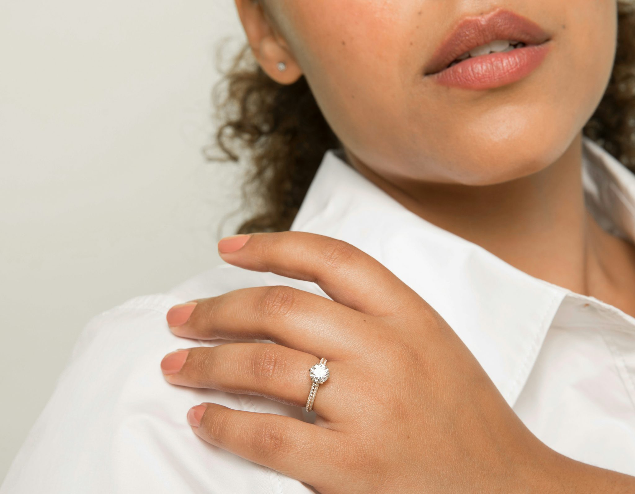 The Knife-Edge | Round Brilliant | 18k | Yellow Gold | bandAccent: Pavé | caratWeight: 2.0ct | hiddenHalo: no | diamondOrientation: vertical