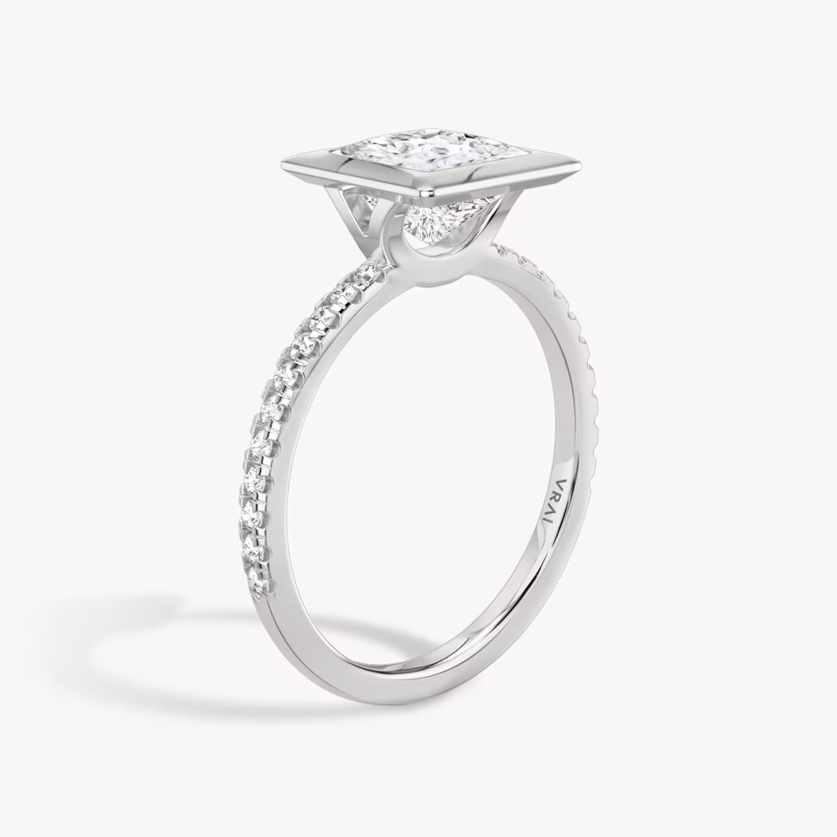 Signature Bezel | Princess | 18k | Weißgold | bandAccent: Mit Pavé-Besatz | diamondOrientation: vertical | caratWeight: other
