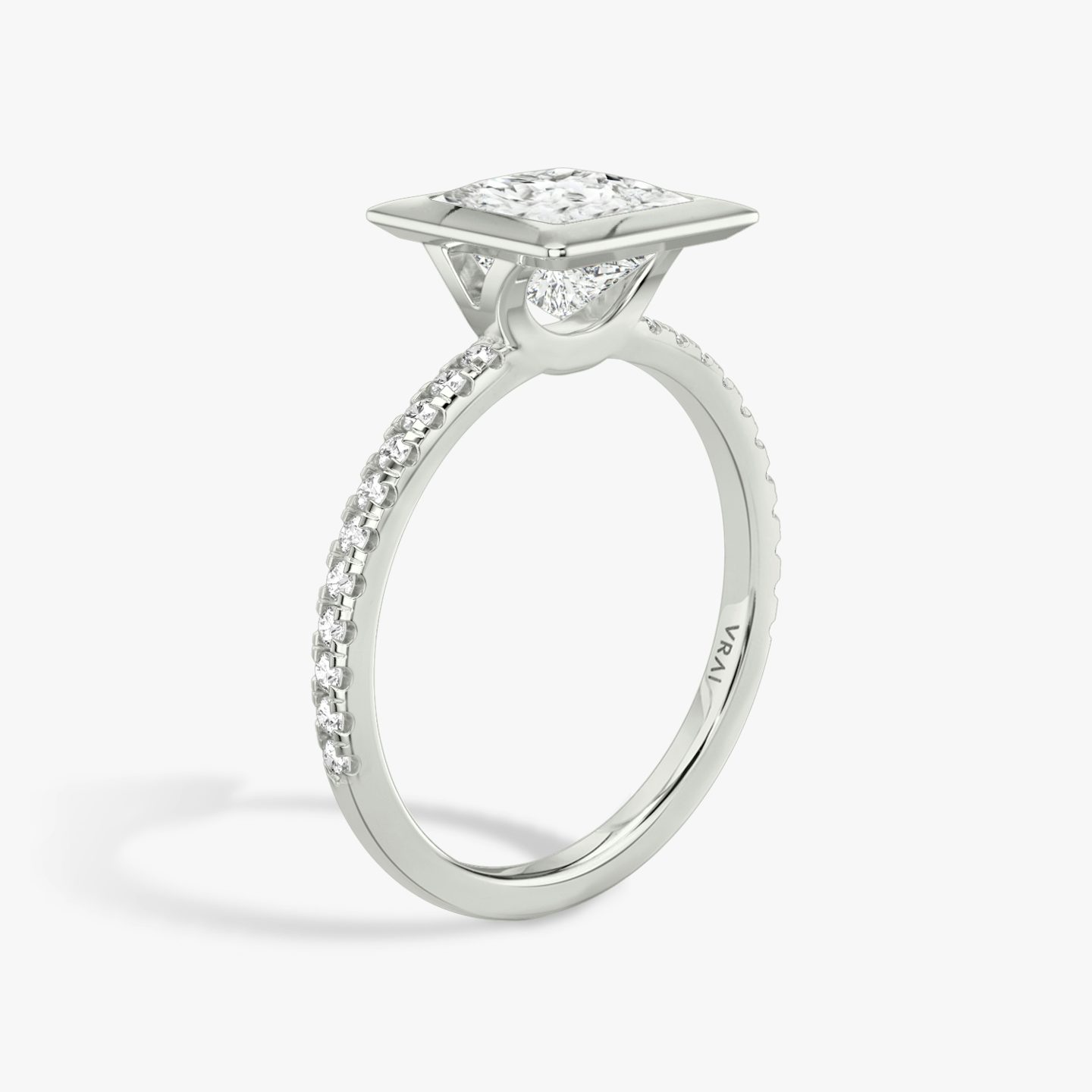 Bague de fiançailles Signature Bezel | Princesse | Platine | bandAccent: Pavé | diamondOrientation: horizontal | caratWeight: other