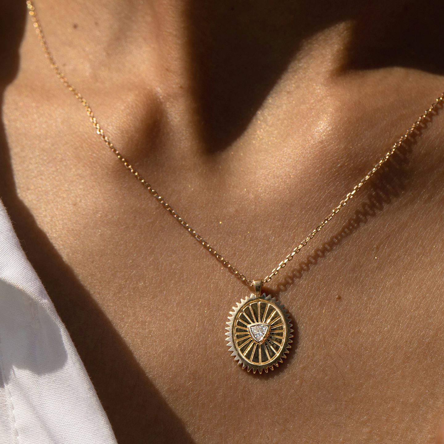 Medalla Inner Fire | Trillón | 14k | Oro amarillo | chainLength: 16-18