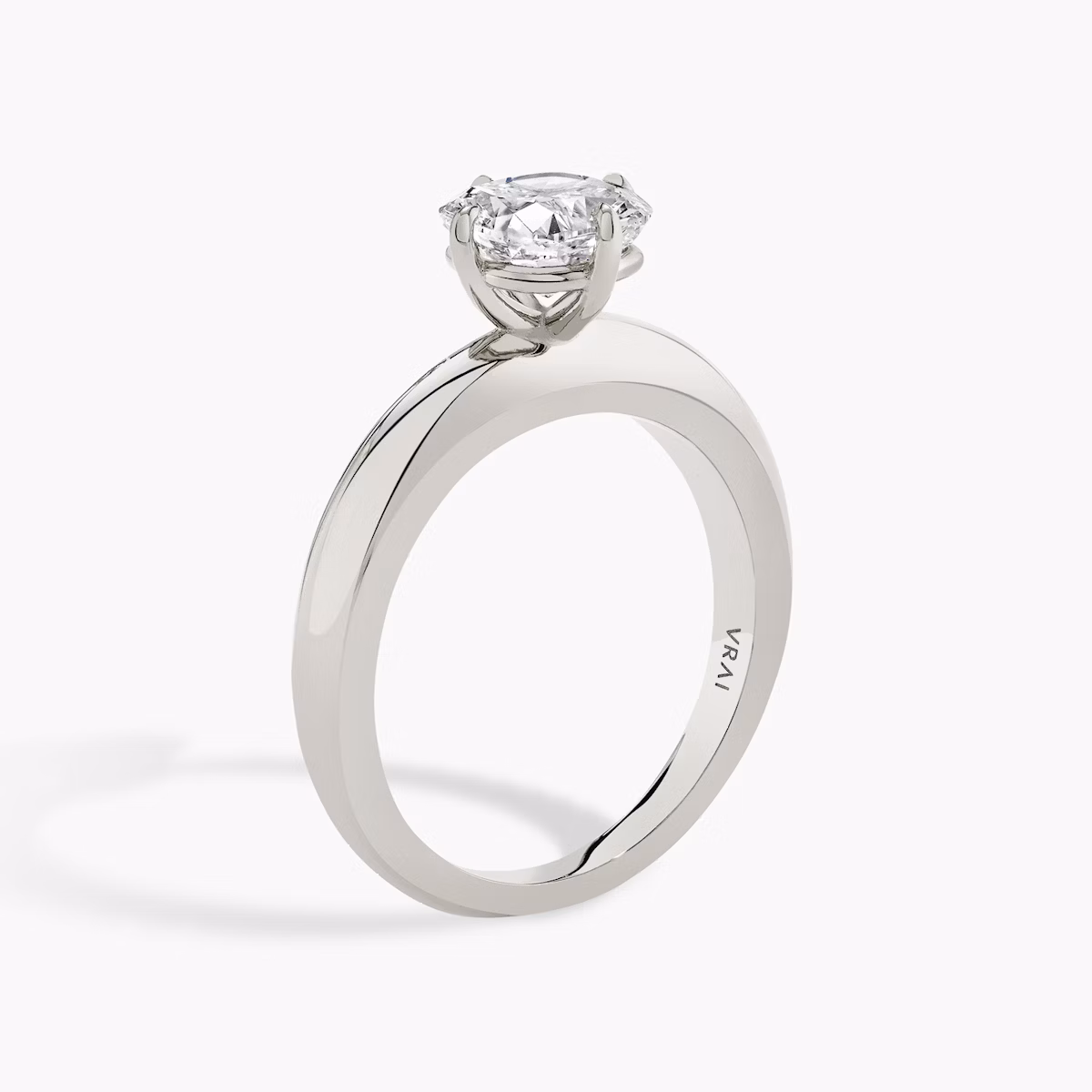 Curator | Cushion | 18k | Weißgold | bandAccent: Ohne Pavé-Besatz | diamondOrientation: vertical | caratWeight: other