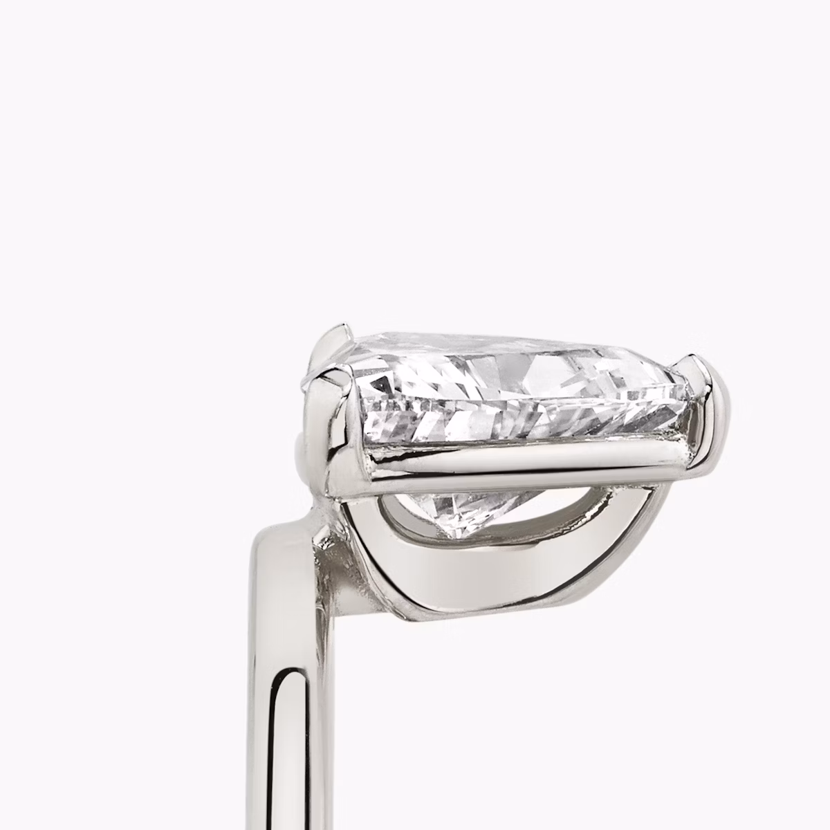 Bague de fiançailles Hover | Trillion | 18k | Or blanc | bandAccent: Simple | diamondOrientation: vertical | caratWeight: other