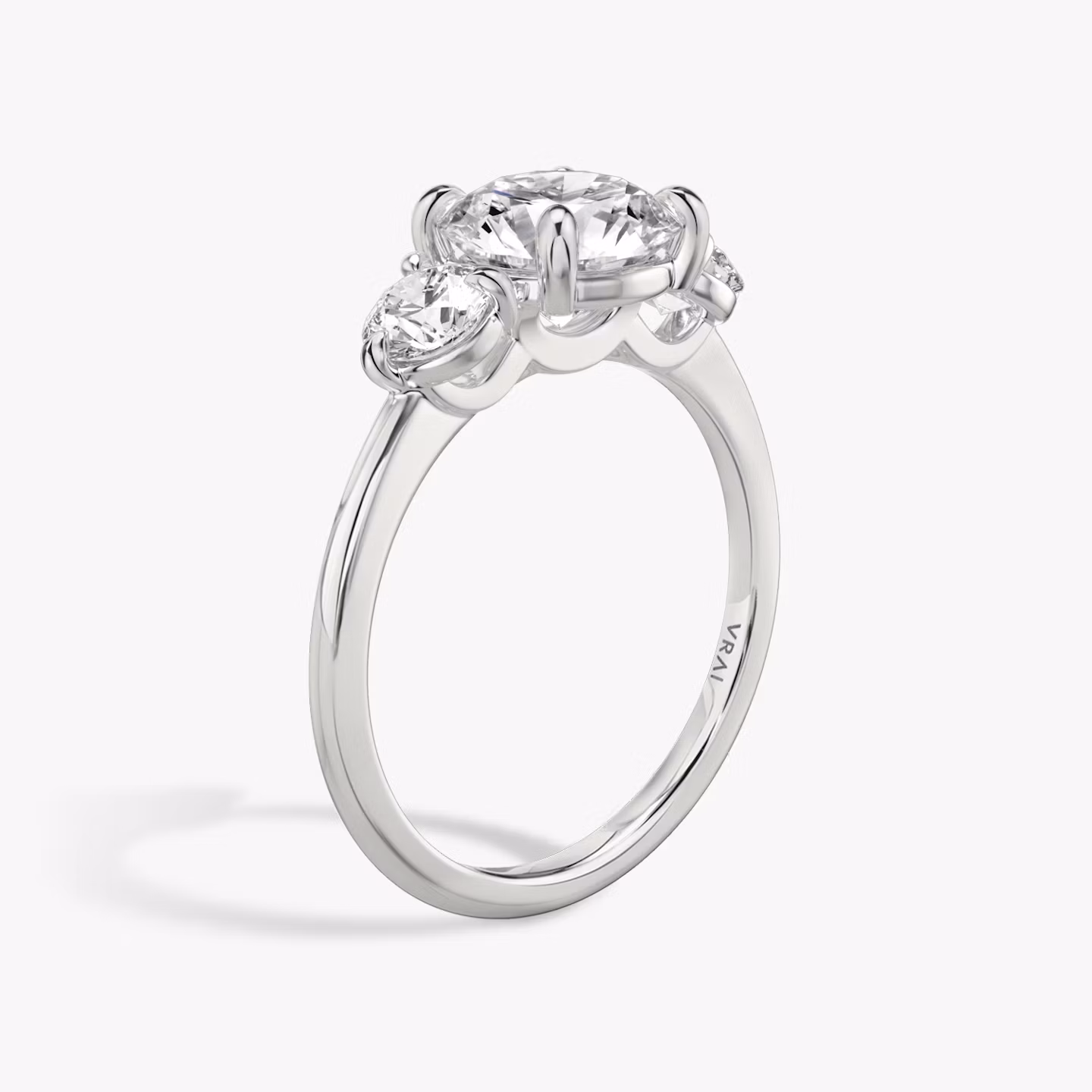 Three Stone | Rund | 18k | Weißgold | bandAccent: Ohne Pavé-Besatz | caratWeight: other | sideStoneCarat: 0.25ct | sideStoneShape: Rund | diamondOrientation: vertical