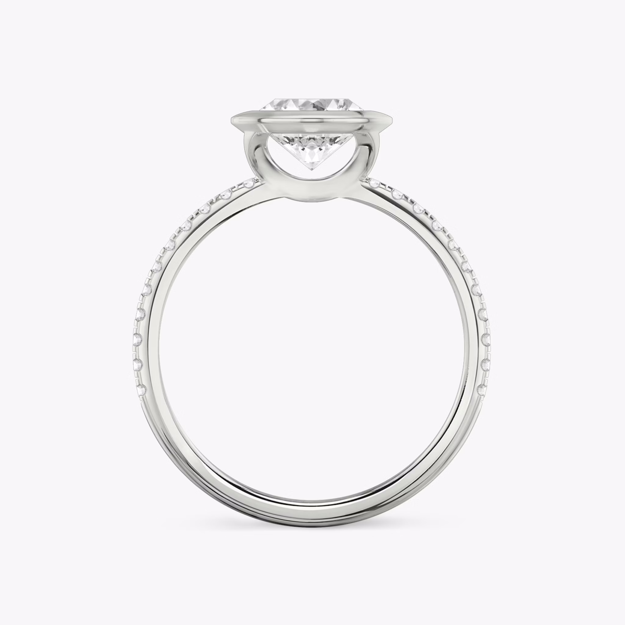 Anillo de compromiso Signature Bezel | Oval | Platino | bandAccent: Pavé | diamondOrientation: vertical | caratWeight: other