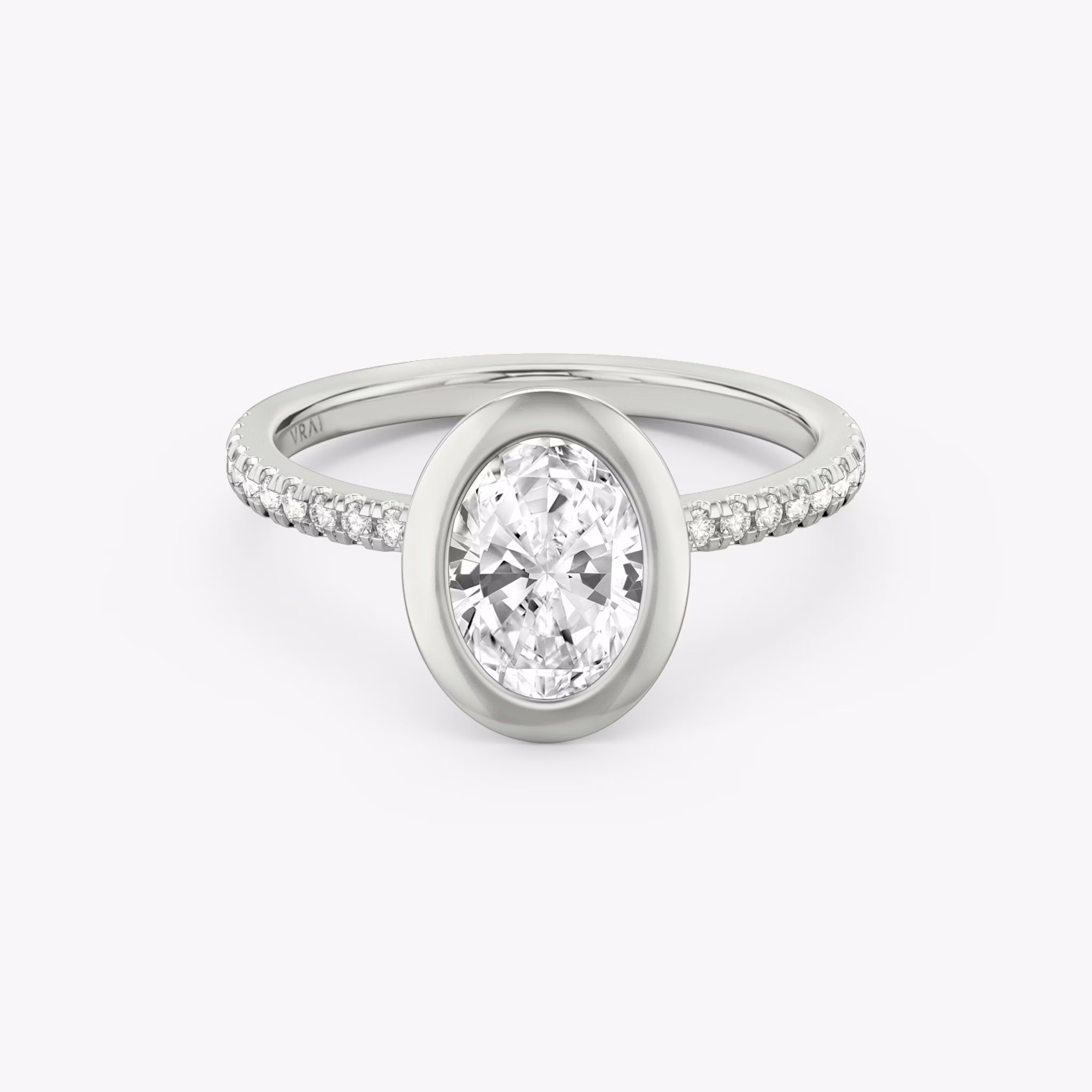Anillo de compromiso Signature Bezel | Oval | Platino | bandAccent: Pavé | diamondOrientation: vertical | caratWeight: other