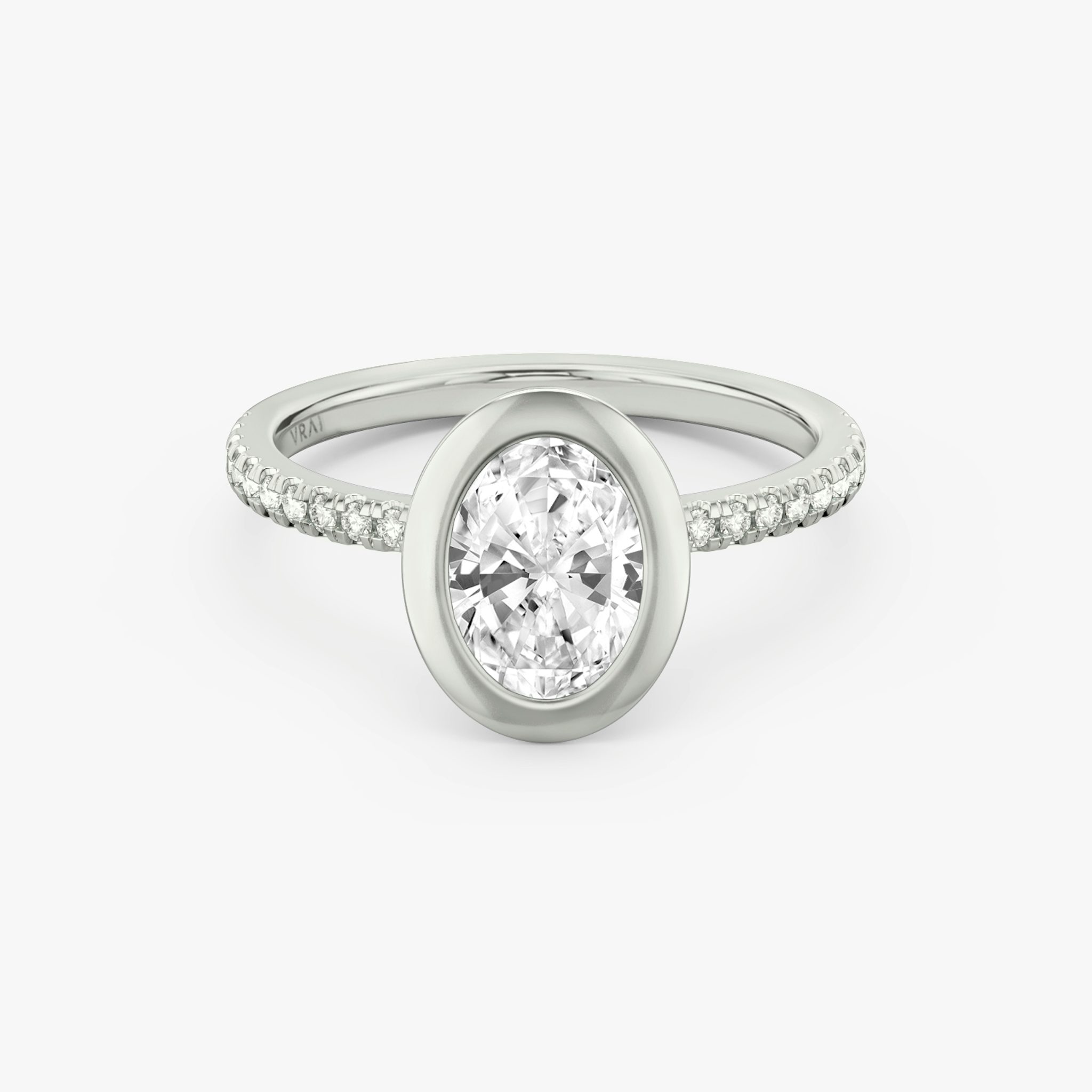 Anillo de compromiso Signature Bezel | Oval | Platino | bandAccent: Pavé | diamondOrientation: vertical | caratWeight: other