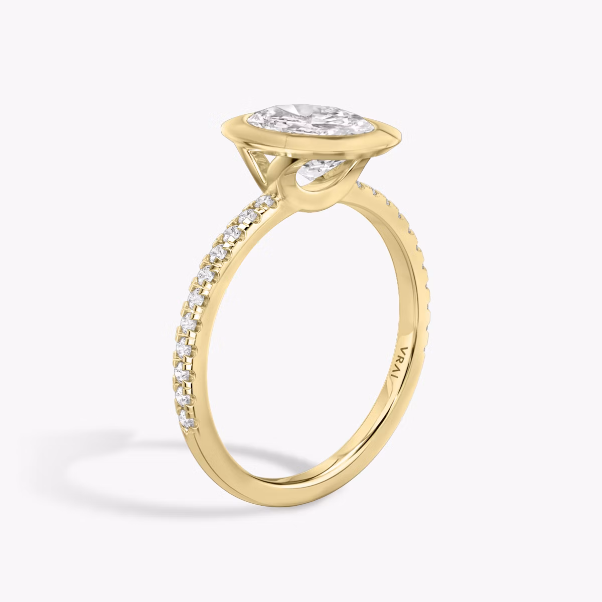 The Signature Bezel | Oval | 18k | Yellow Gold | bandAccent: Pavé | diamondOrientation: vertical | caratWeight: other