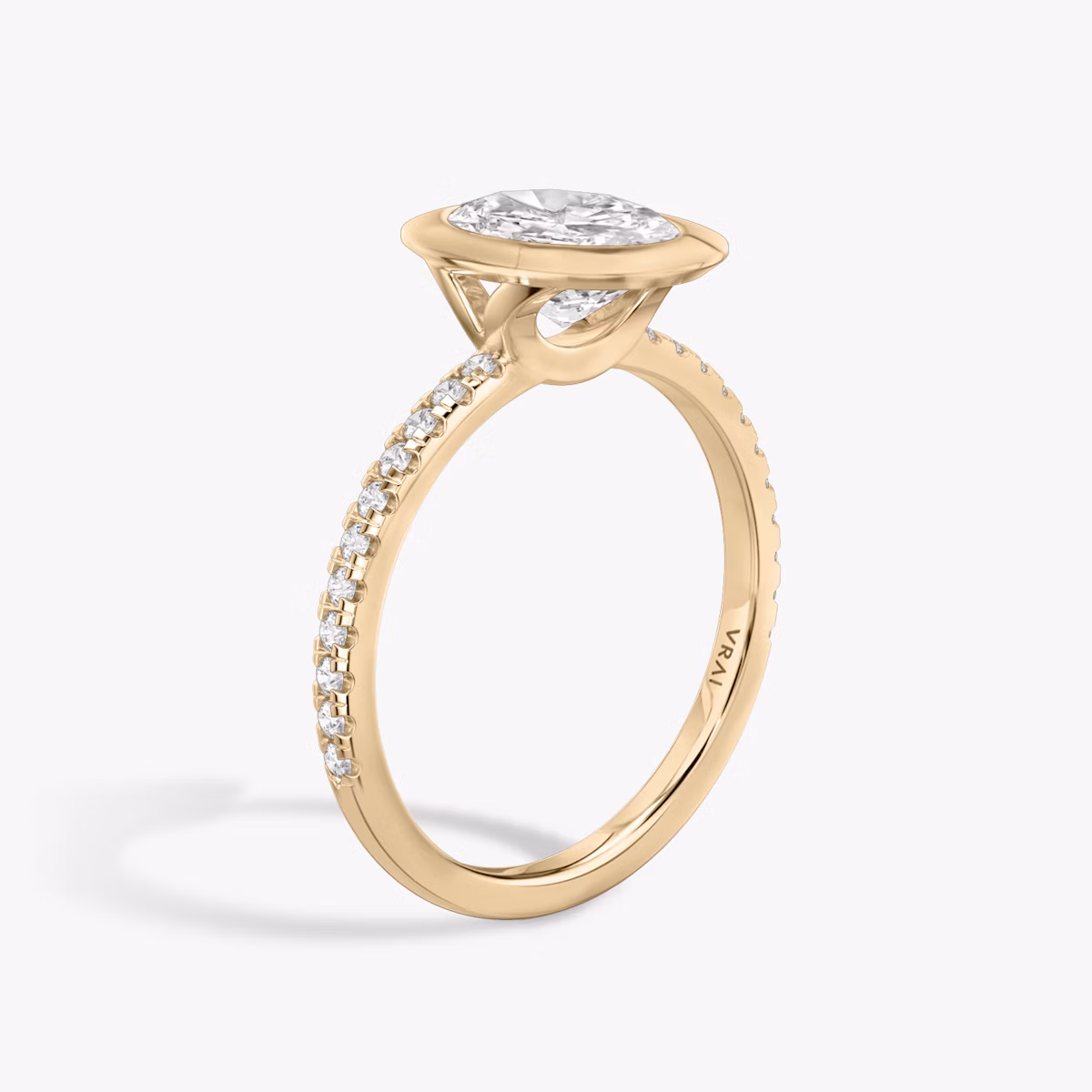 Signature Bezel | Oval | 14k | Roségold | bandAccent: Mit Pavé-Besatz | diamondOrientation: vertical | caratWeight: other