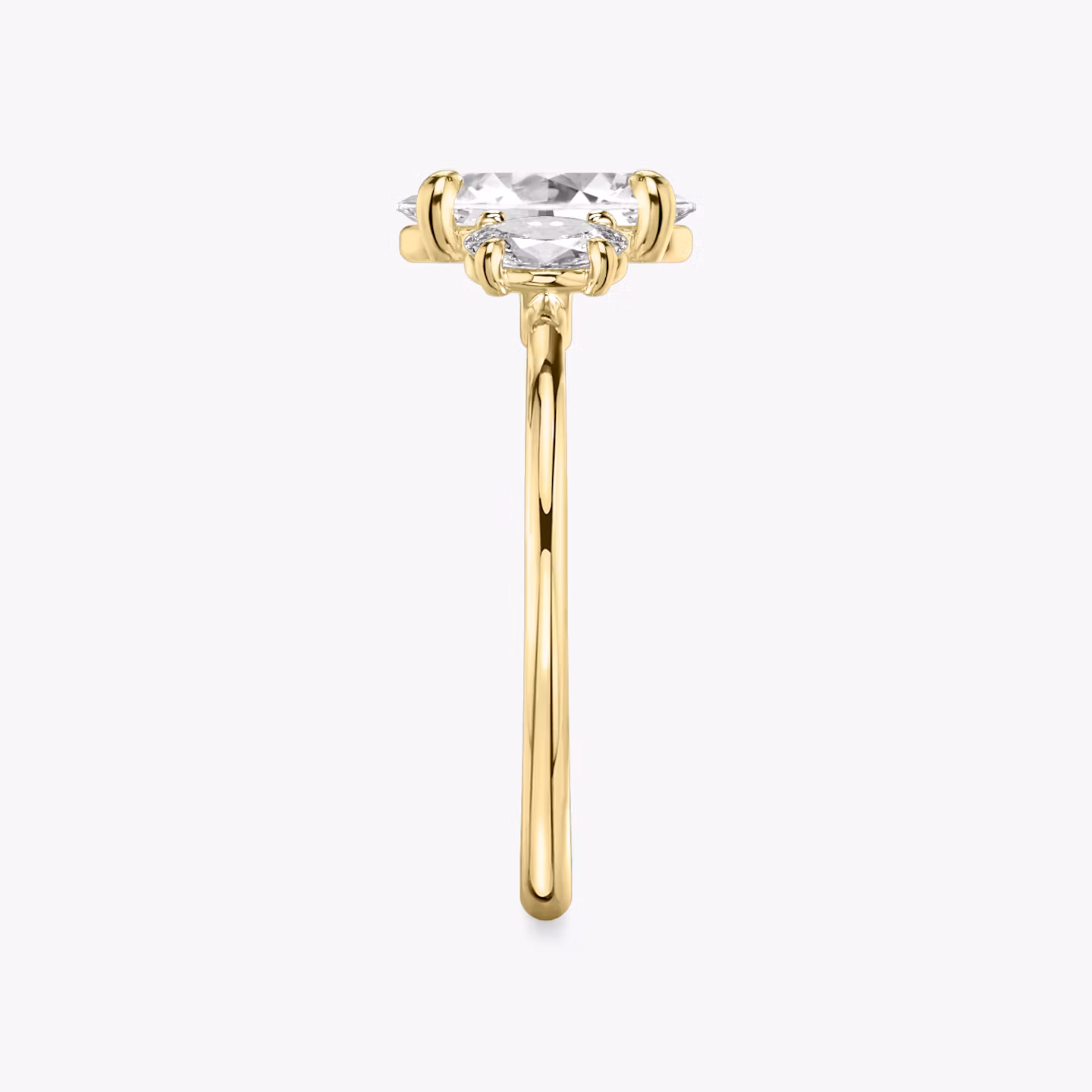 Three Stone | Oval | 18k | Gelbgold | bandAccent: Ohne Pavé-Besatz | sideStoneCarat: 0.25ct | sideStoneShape: Oval | diamondOrientation: vertical | caratWeight: other