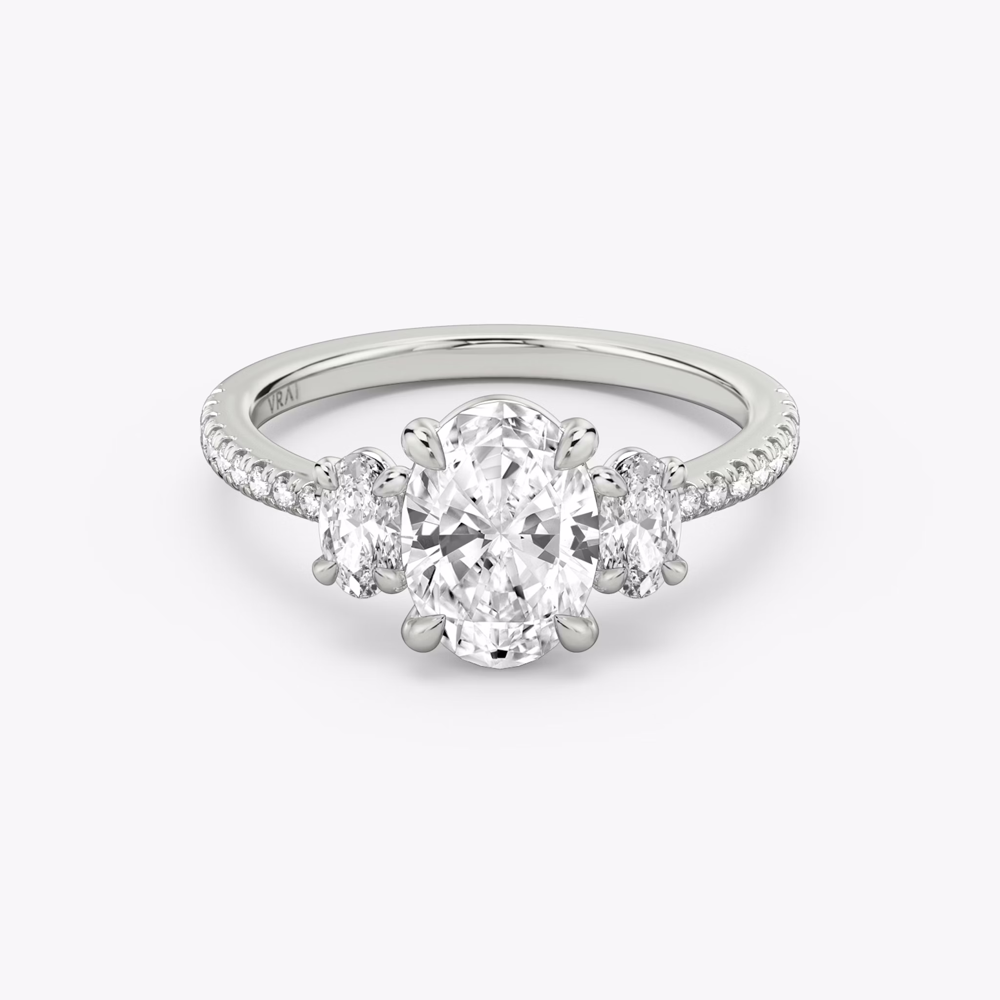 Anillo de compromiso Three Stone | Oval | 18k | Oro blanco | bandAccent: Pavé | sideStoneCarat: 0.25ct | sideStoneShape: Oval | diamondOrientation: vertical | caratWeight: other