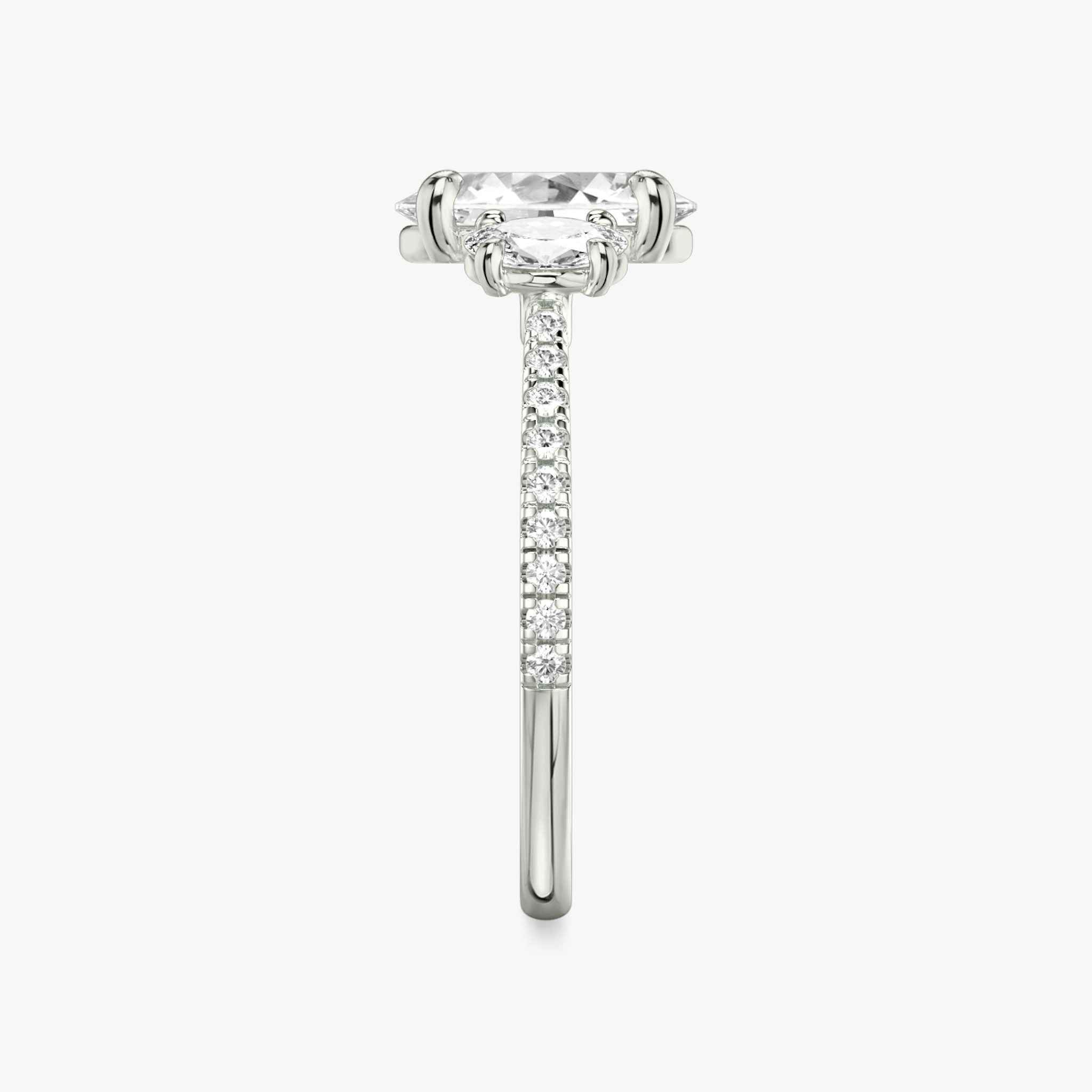 Anillo de compromiso Three Stone | Oval | 18k | Oro blanco | bandAccent: Pavé | sideStoneCarat: 0.25ct | sideStoneShape: Oval | diamondOrientation: vertical | caratWeight: other