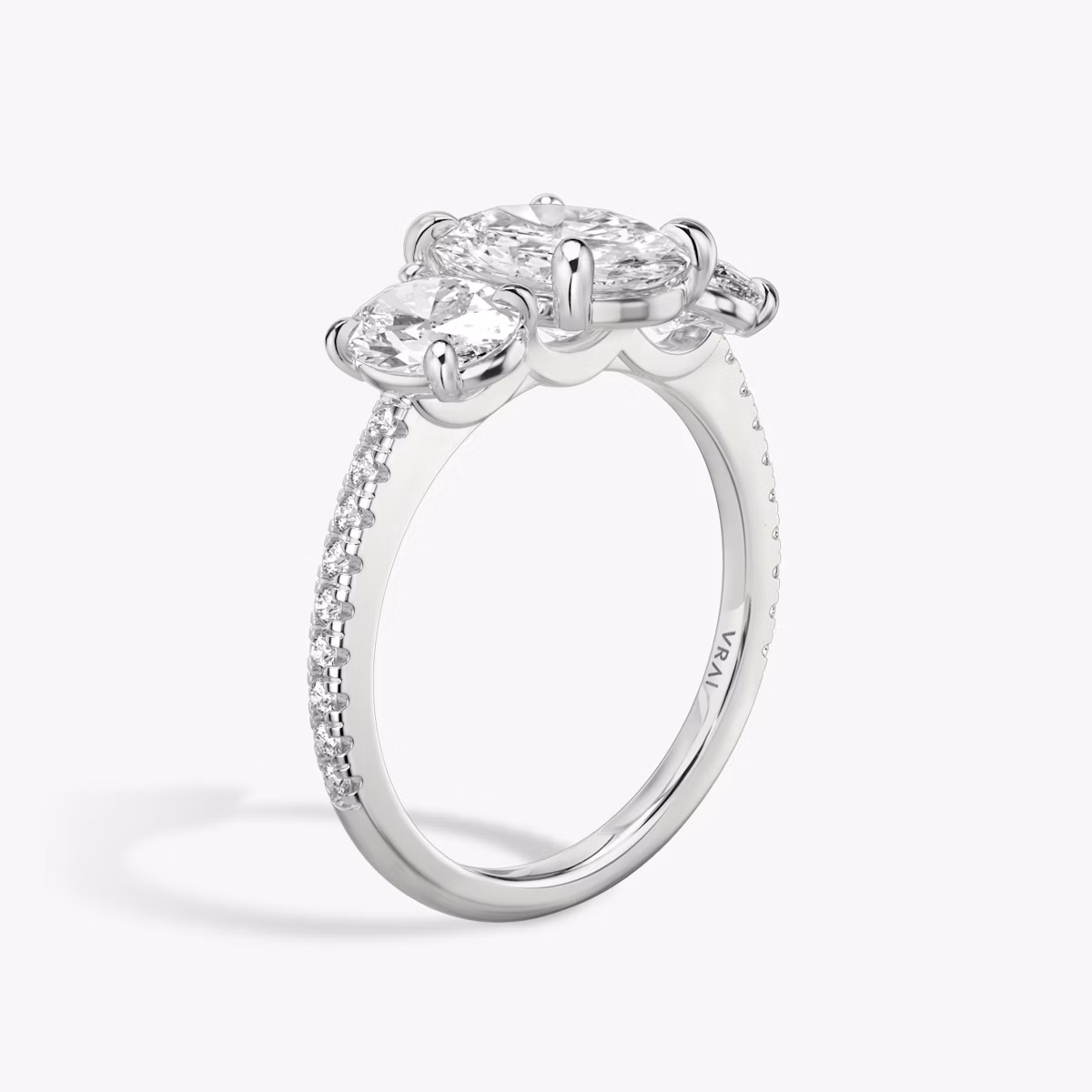 Three Stone | Oval | 18k | Weißgold | bandAccent: Mit Pavé-Besatz | sideStoneCarat: 0.50ct | sideStoneShape: Oval | diamondOrientation: vertical | caratWeight: other