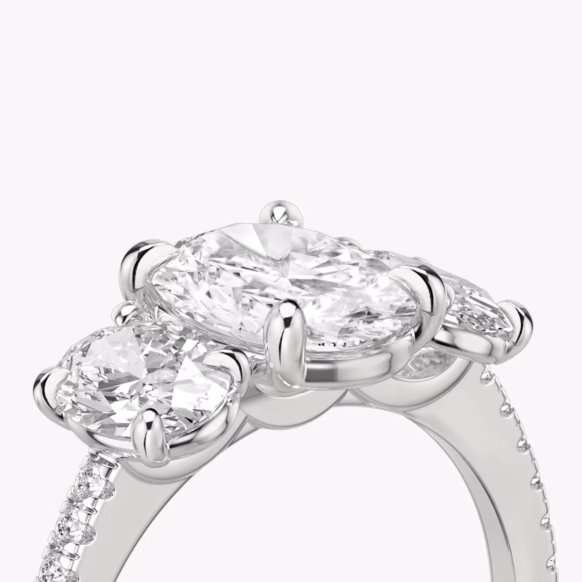 Three Stone | Oval | 18k | Weißgold | bandAccent: Mit Pavé-Besatz | sideStoneCarat: 0.50ct | sideStoneShape: Oval | diamondOrientation: vertical | caratWeight: other