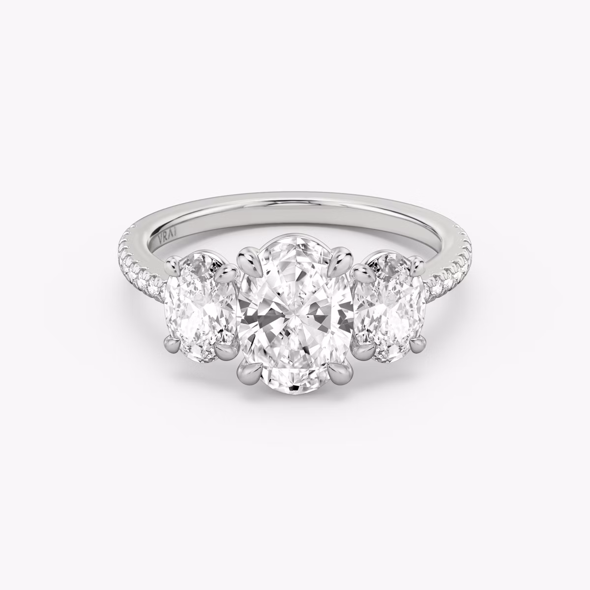 Three Stone | Oval | 18k | Weißgold | bandAccent: Mit Pavé-Besatz | sideStoneCarat: 0.50ct | sideStoneShape: Oval | diamondOrientation: vertical | caratWeight: other