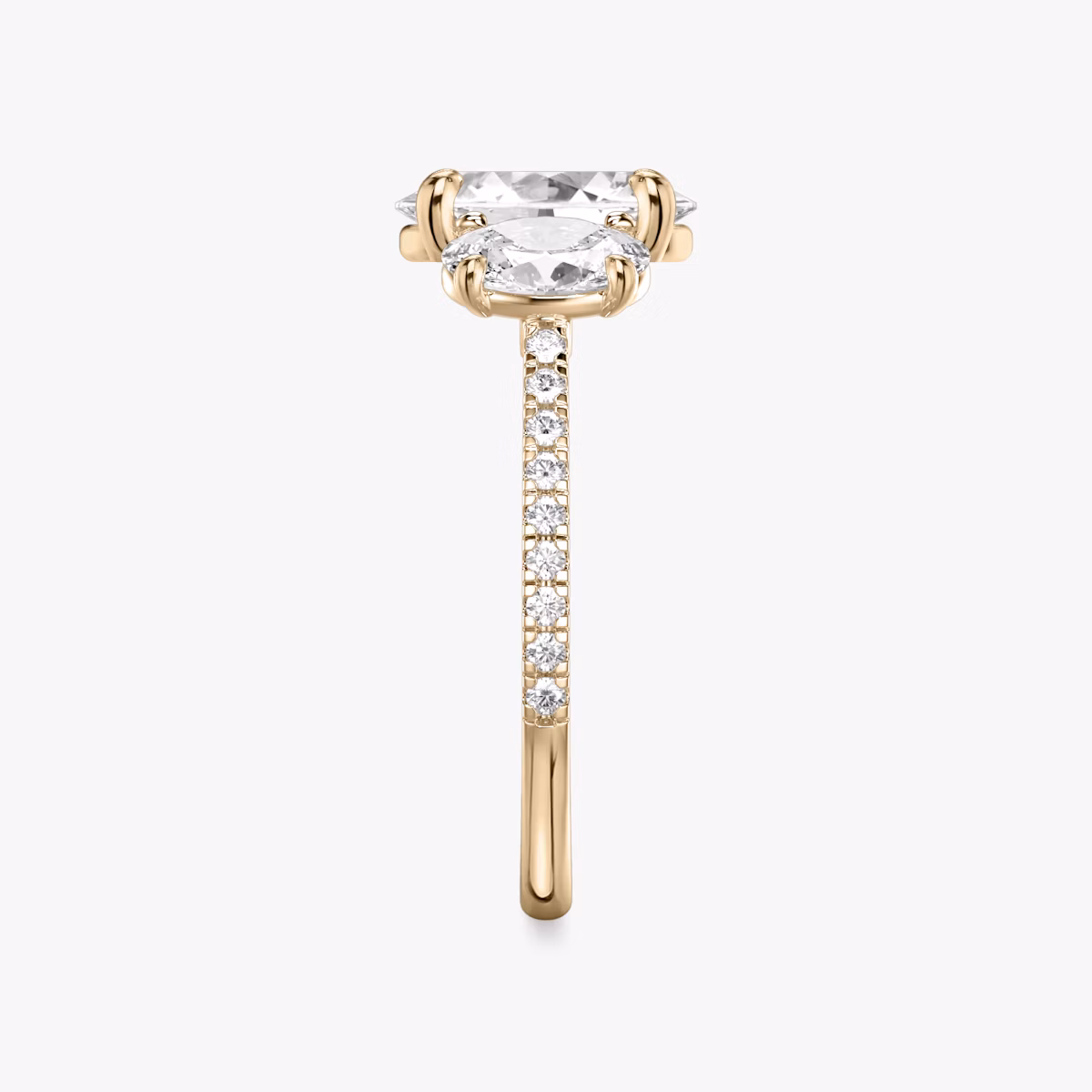 Three Stone | Oval | 14k | Roségold | bandAccent: Mit Pavé-Besatz | sideStoneCarat: 0.50ct | sideStoneShape: Oval | diamondOrientation: vertical | caratWeight: other