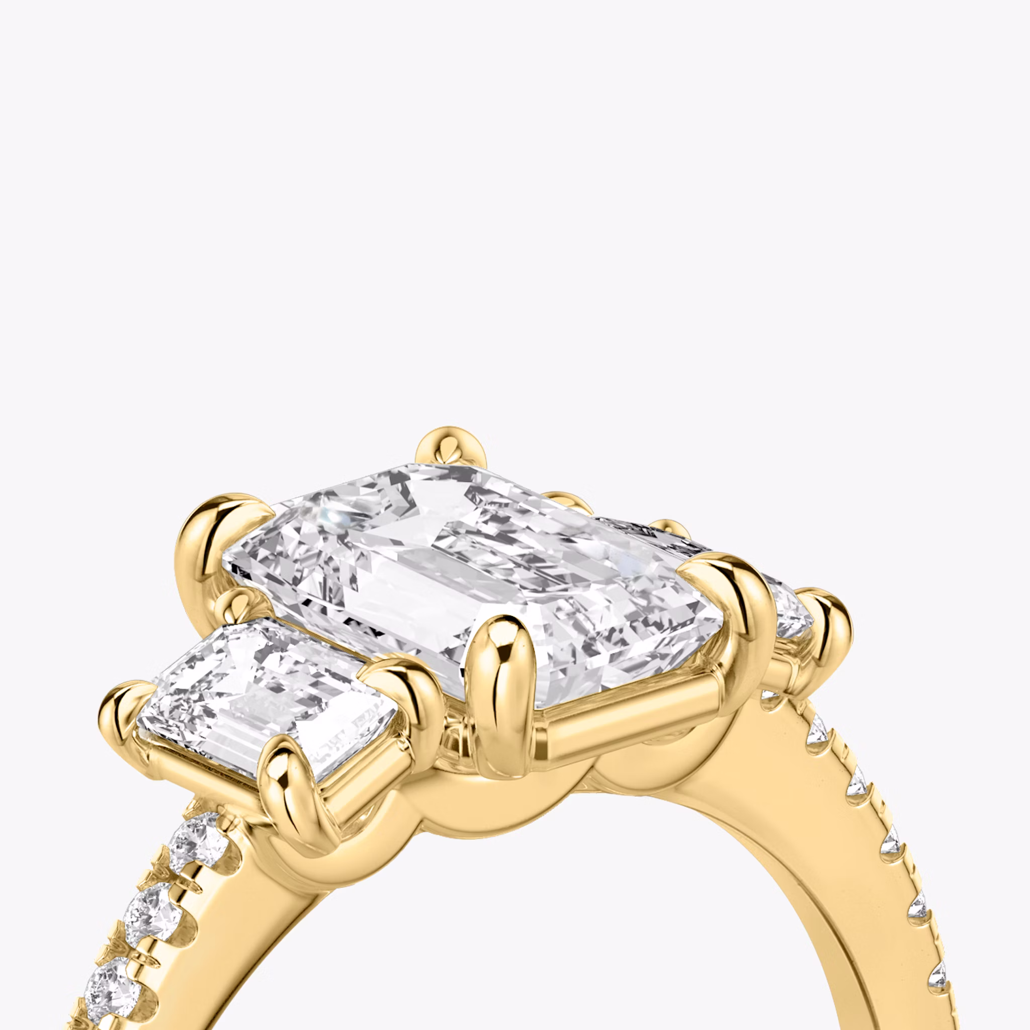 Three Stone | Emerald | 18k | Gelbgold | bandAccent: Mit Pavé-Besatz | sideStoneCarat: 0.25ct | sideStoneShape: Emerald | diamondOrientation: vertical | caratWeight: other