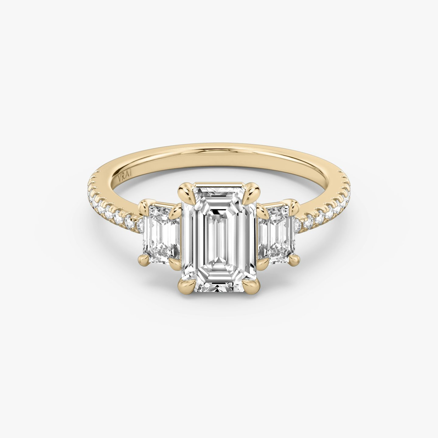 Three Stone | Emerald | 14k | Roségold | bandAccent: Mit Pavé-Besatz | sideStoneCarat: 0.25ct | sideStoneShape: Emerald | diamondOrientation: vertical | caratWeight: other
