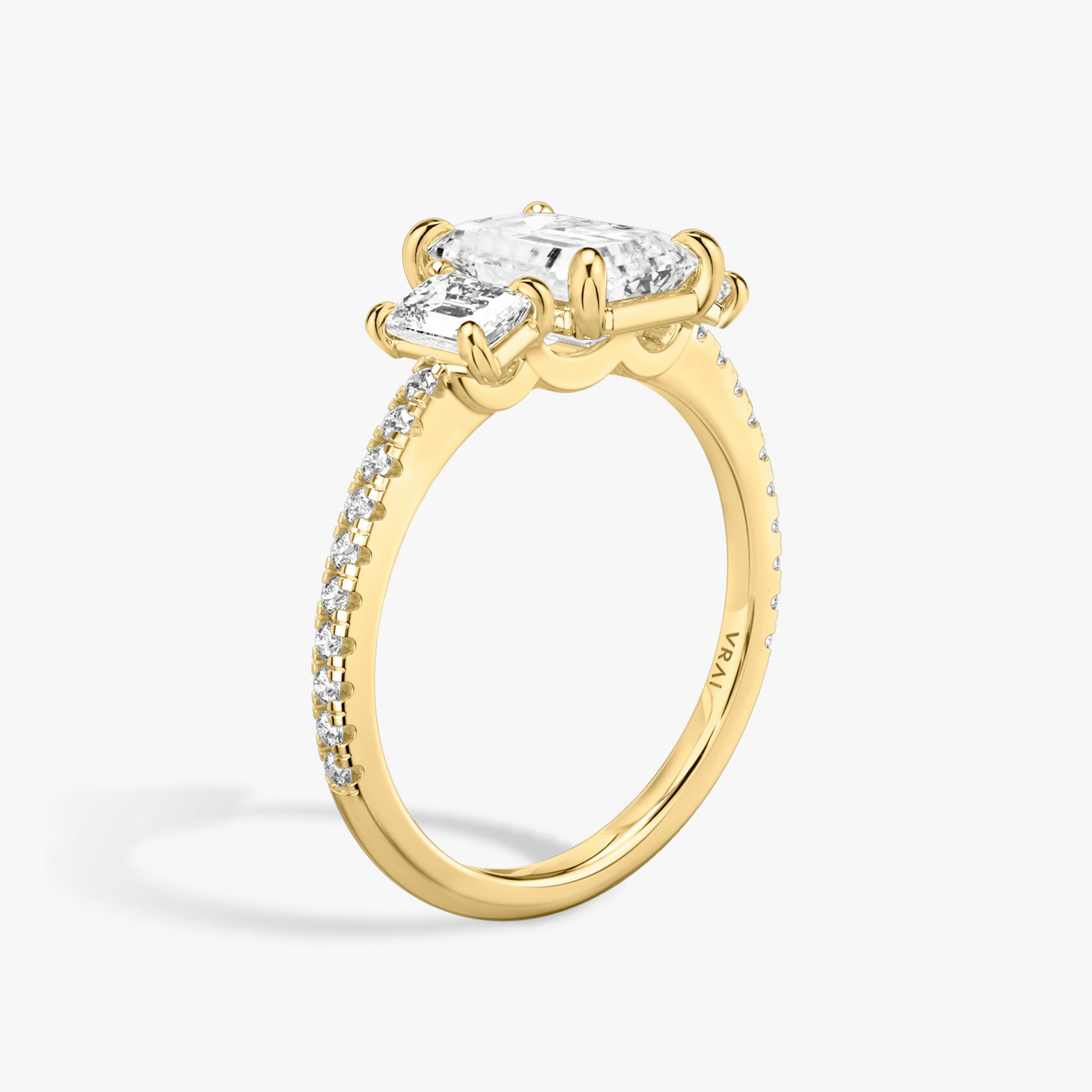 Three Stone | Emerald | 18k | Gelbgold | bandAccent: Mit Pavé-Besatz | sideStoneCarat: 0.25ct | sideStoneShape: Emerald | diamondOrientation: vertical | caratWeight: other