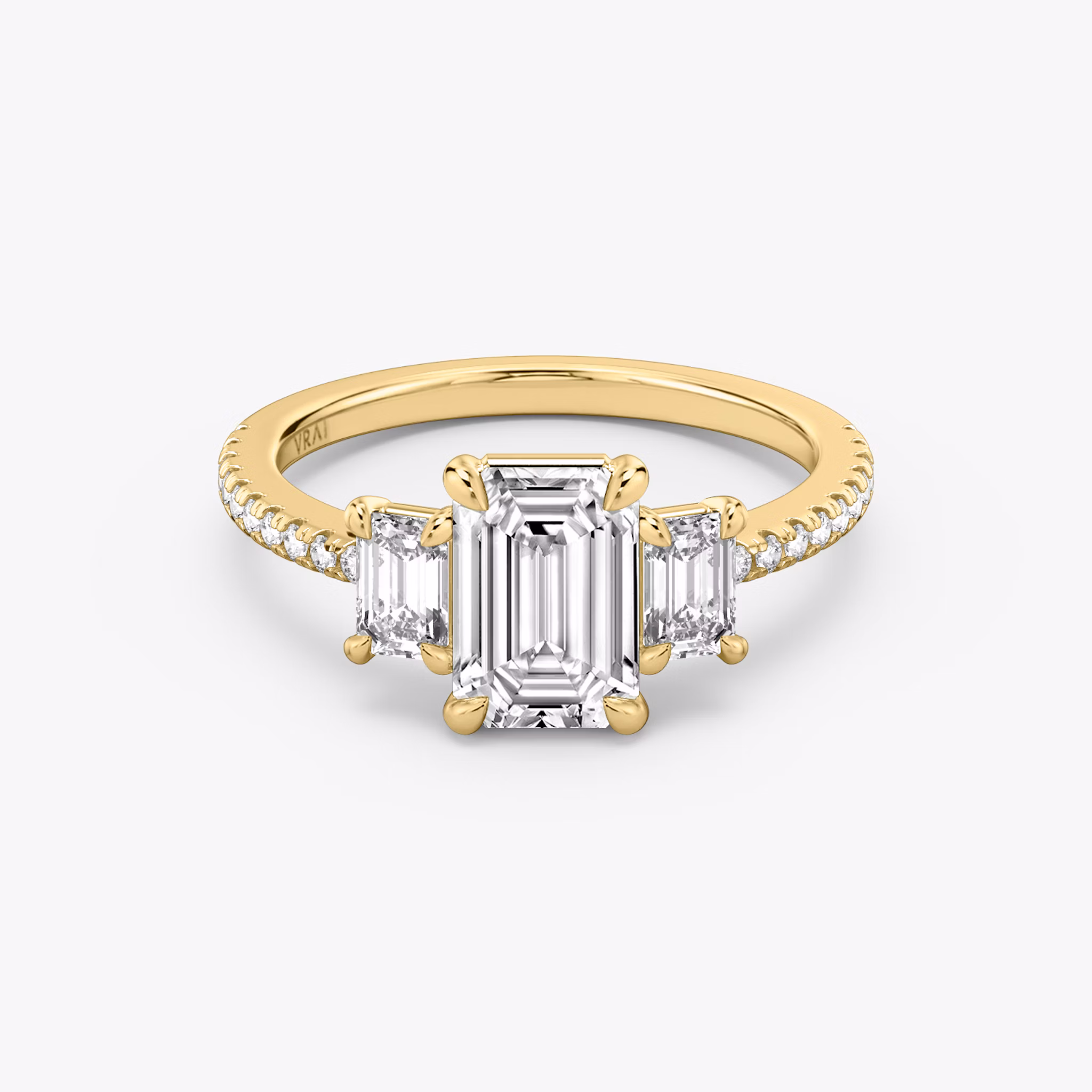 Three Stone | Emerald | 18k | Gelbgold | bandAccent: Mit Pavé-Besatz | sideStoneCarat: 0.25ct | sideStoneShape: Emerald | diamondOrientation: vertical | caratWeight: other