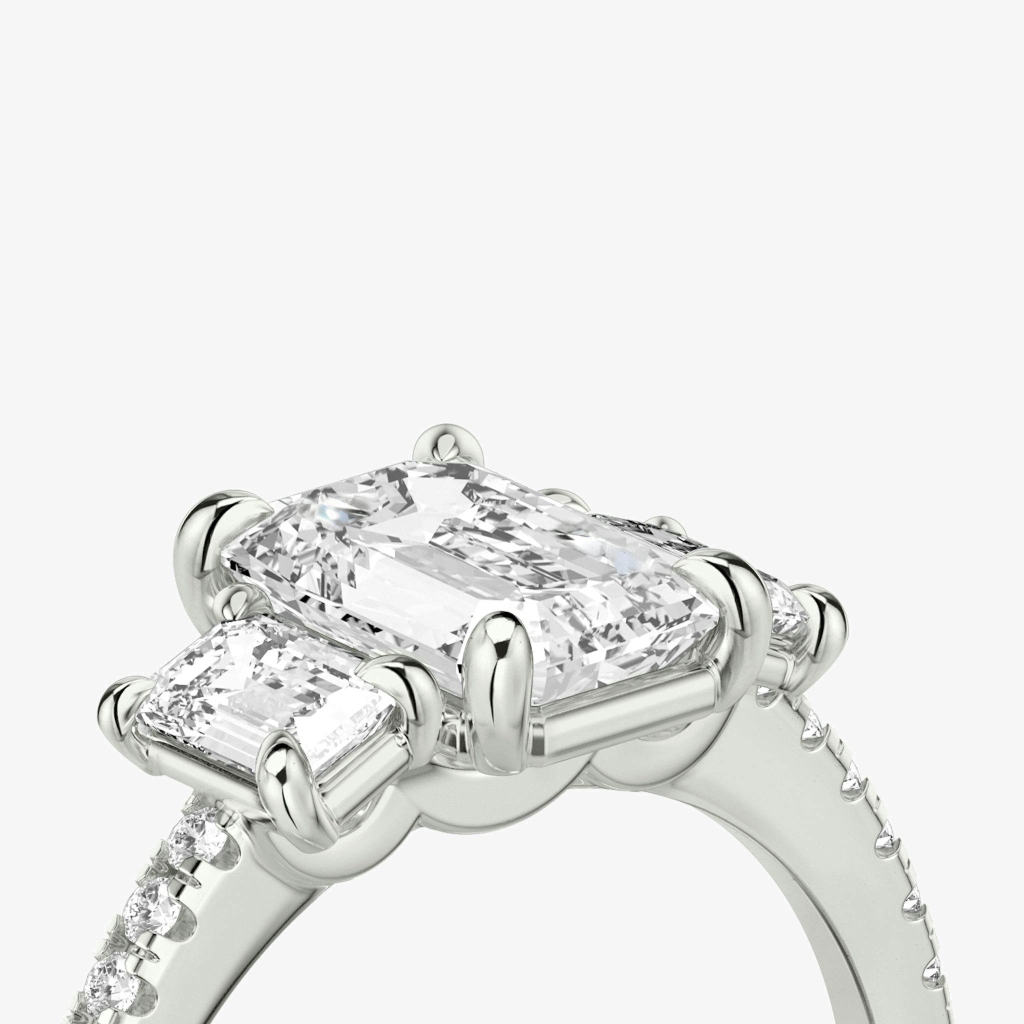 Three Stone | Emerald | 18k | Weißgold | bandAccent: Mit Pavé-Besatz | sideStoneCarat: 0.25ct | sideStoneShape: Emerald | diamondOrientation: vertical | caratWeight: other