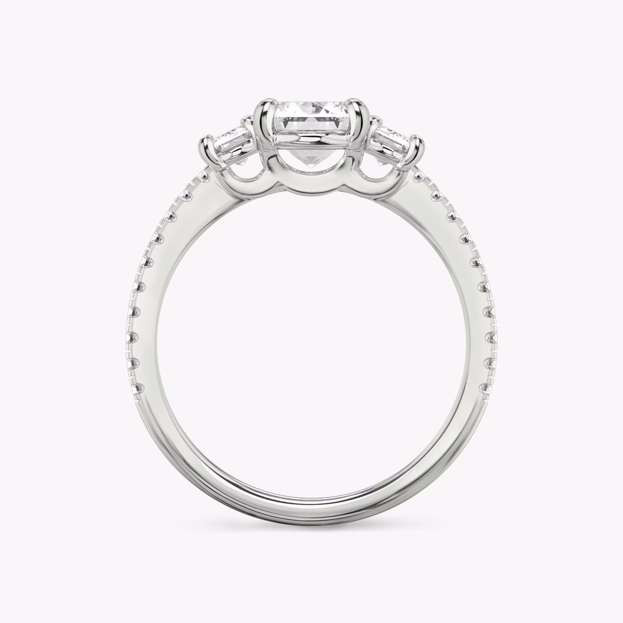 Three Stone | Emerald | 18k | Weißgold | bandAccent: Mit Pavé-Besatz | sideStoneCarat: 0.25ct | sideStoneShape: Emerald | diamondOrientation: vertical | caratWeight: other