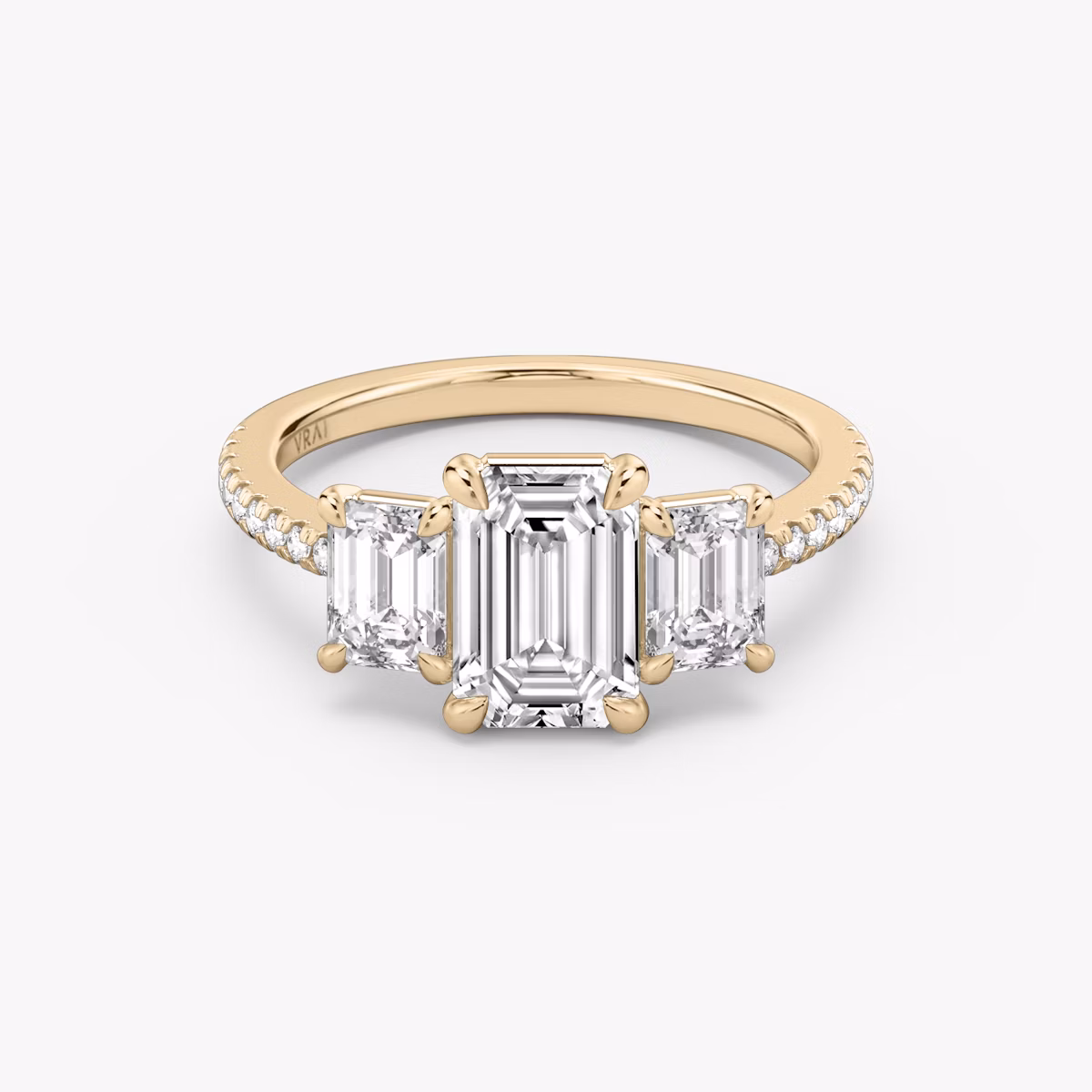 Three Stone | Emerald | 14k | Roségold | bandAccent: Mit Pavé-Besatz | sideStoneCarat: 0.50ct | sideStoneShape: Emerald | diamondOrientation: vertical | caratWeight: other