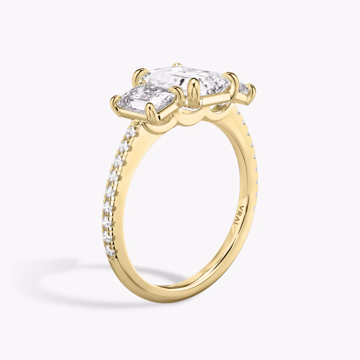Three Stone | Emerald | 18k | Gelbgold | bandAccent: Mit Pavé-Besatz | sideStoneCarat: 0.50ct | sideStoneShape: Emerald | diamondOrientation: vertical | caratWeight: other