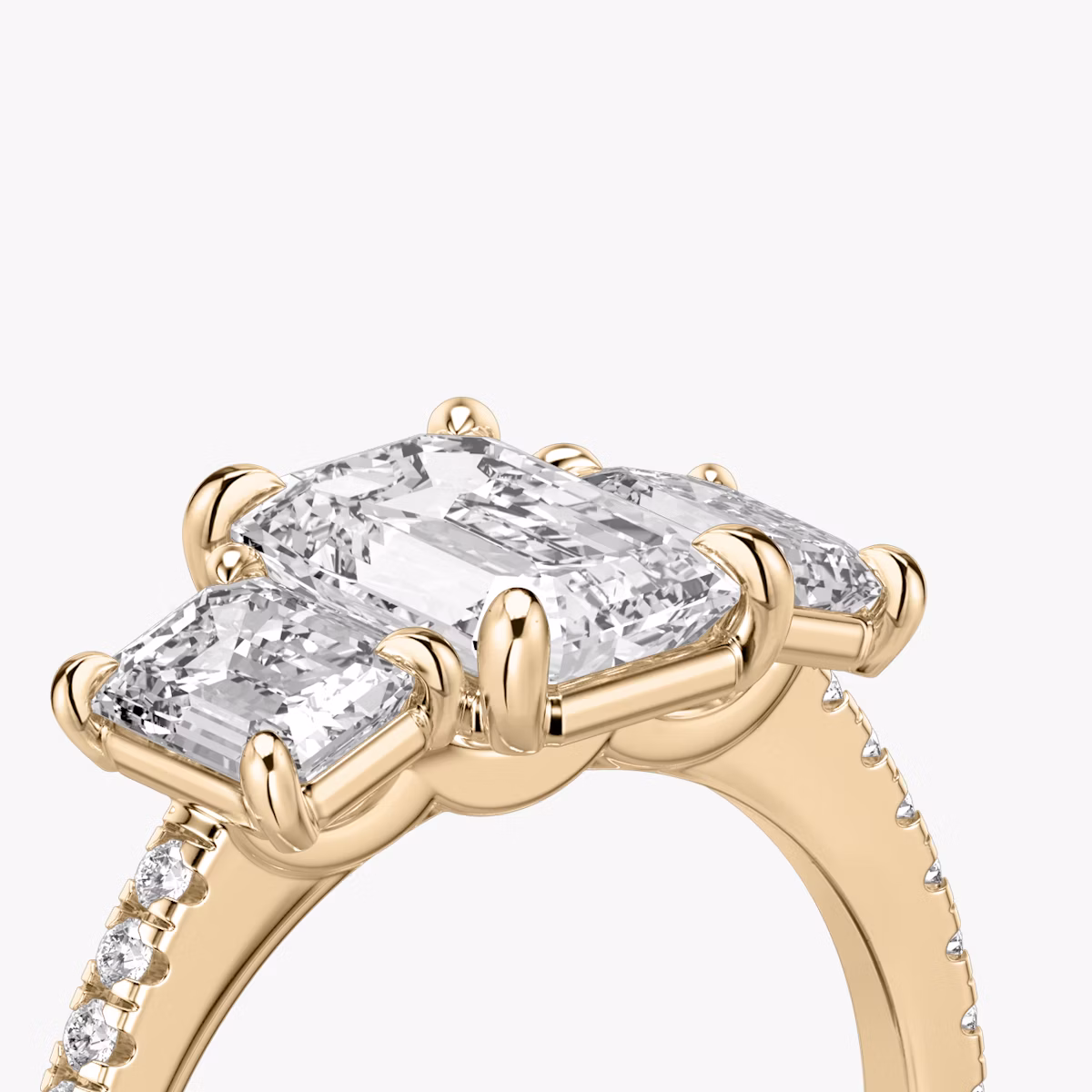 Three Stone | Emerald | 14k | Roségold | bandAccent: Mit Pavé-Besatz | sideStoneCarat: 0.50ct | sideStoneShape: Emerald | diamondOrientation: vertical | caratWeight: other
