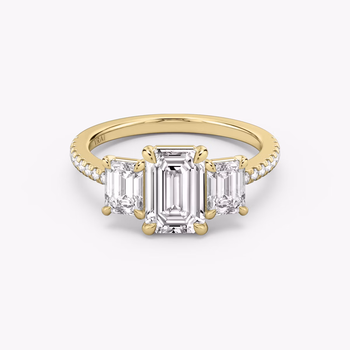 Three Stone | Emerald | 18k | Gelbgold | bandAccent: Mit Pavé-Besatz | sideStoneCarat: 0.50ct | sideStoneShape: Emerald | diamondOrientation: vertical | caratWeight: other