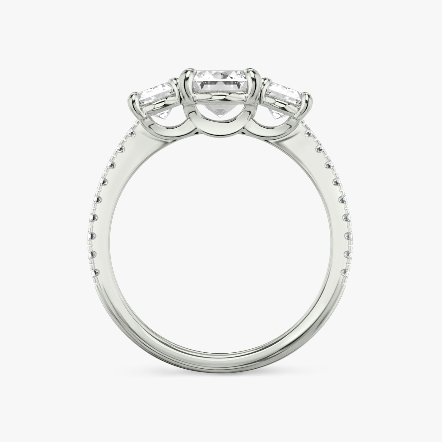 Three Stone | Emerald | Platin | bandAccent: Mit Pavé-Besatz | sideStoneCarat: 0.50ct | sideStoneShape: Emerald | diamondOrientation: vertical | caratWeight: other