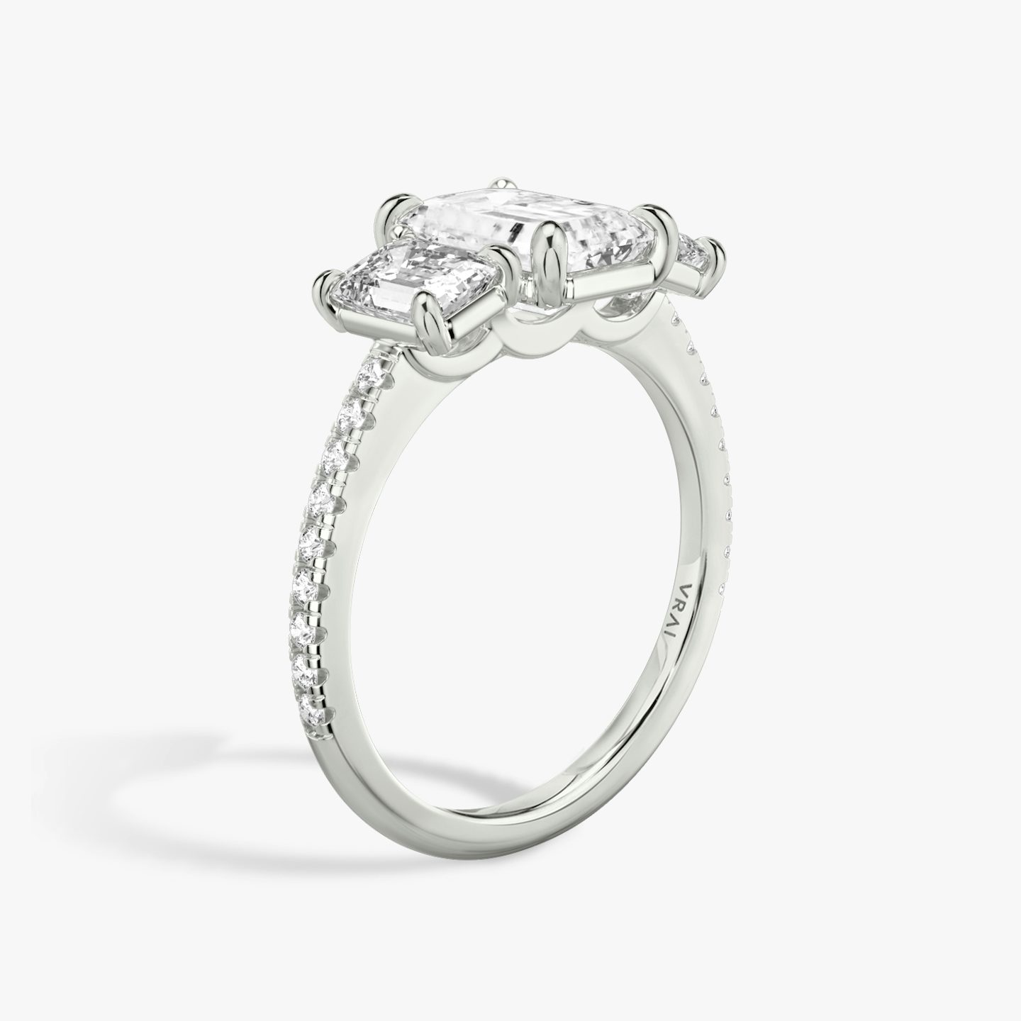 Three Stone | Emerald | Platin | bandAccent: Mit Pavé-Besatz | sideStoneCarat: 0.50ct | sideStoneShape: Emerald | diamondOrientation: vertical | caratWeight: other