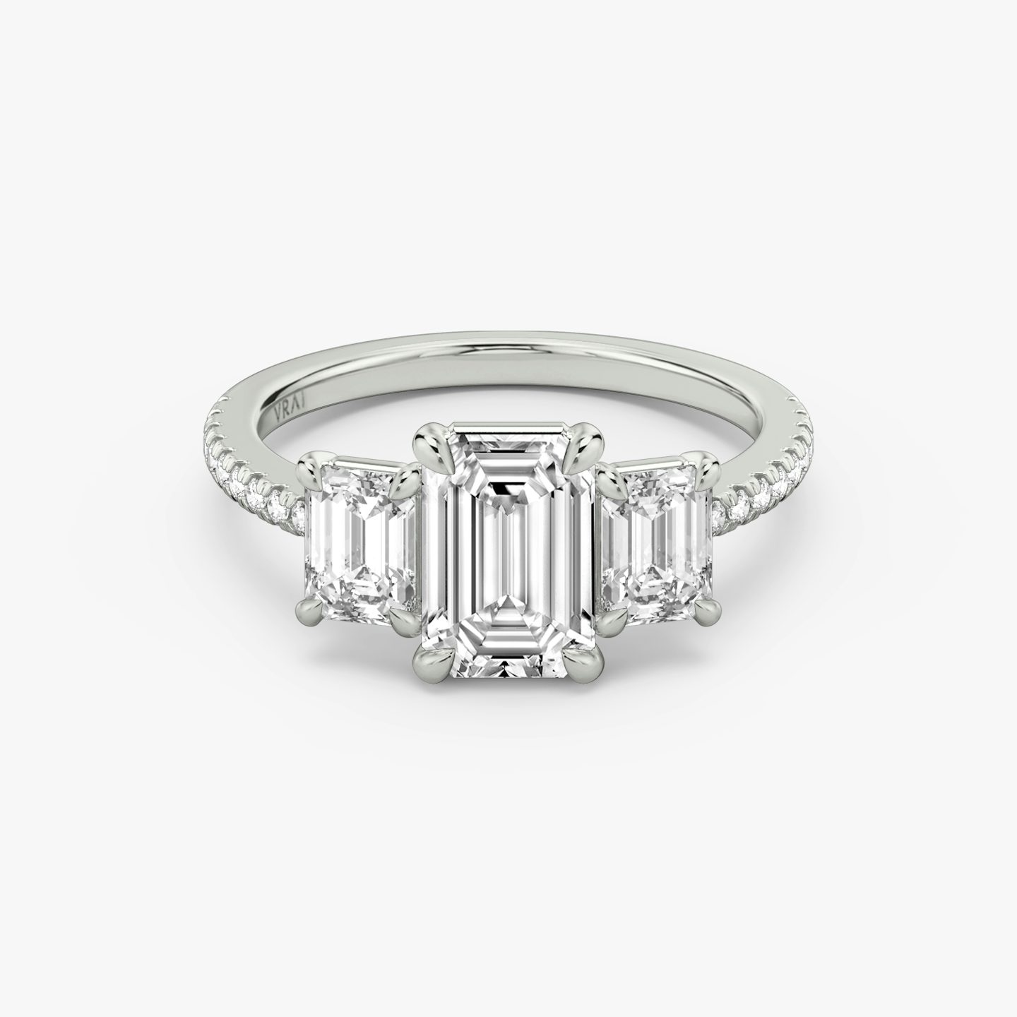 Three Stone | Emerald | Platin | bandAccent: Mit Pavé-Besatz | sideStoneCarat: 0.50ct | sideStoneShape: Emerald | diamondOrientation: vertical | caratWeight: other