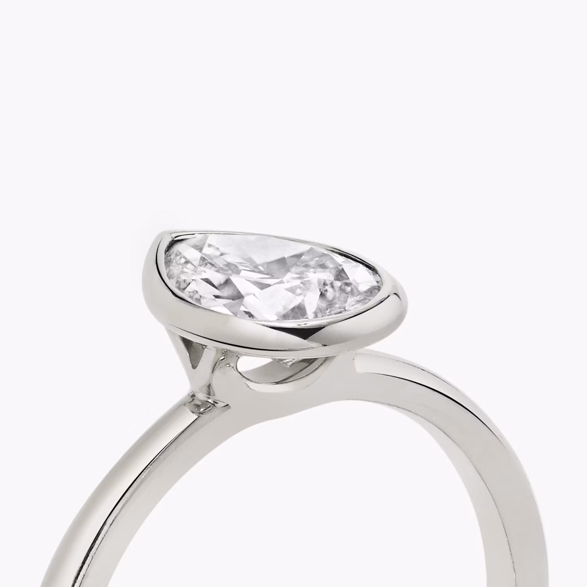 The Signature Bezel | Pear | Platinum | bandAccent: Plain | diamondOrientation: vertical | caratWeight: other
