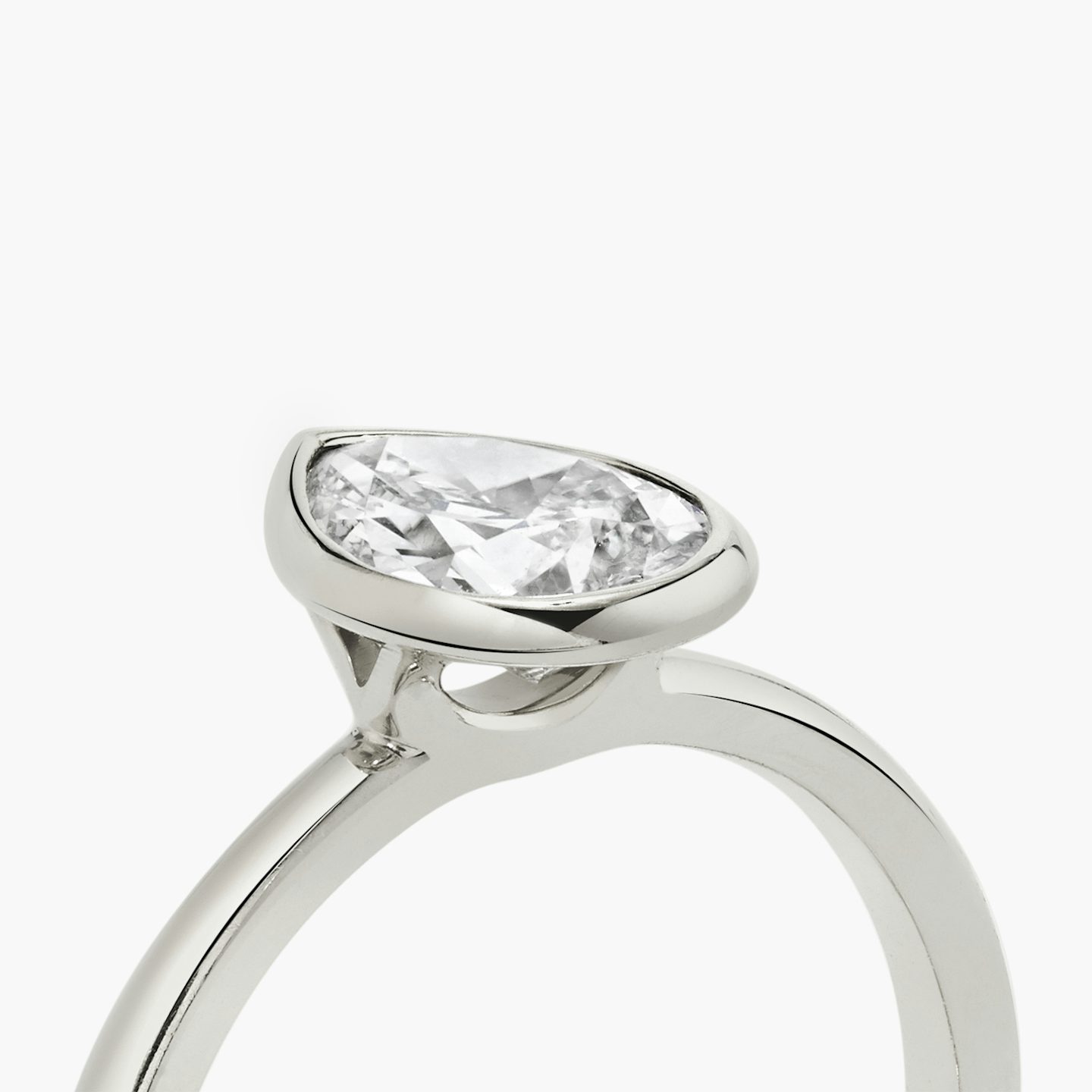 The Signature Bezel | Pear | Platinum | bandAccent: Plain | diamondOrientation: vertical | caratWeight: other