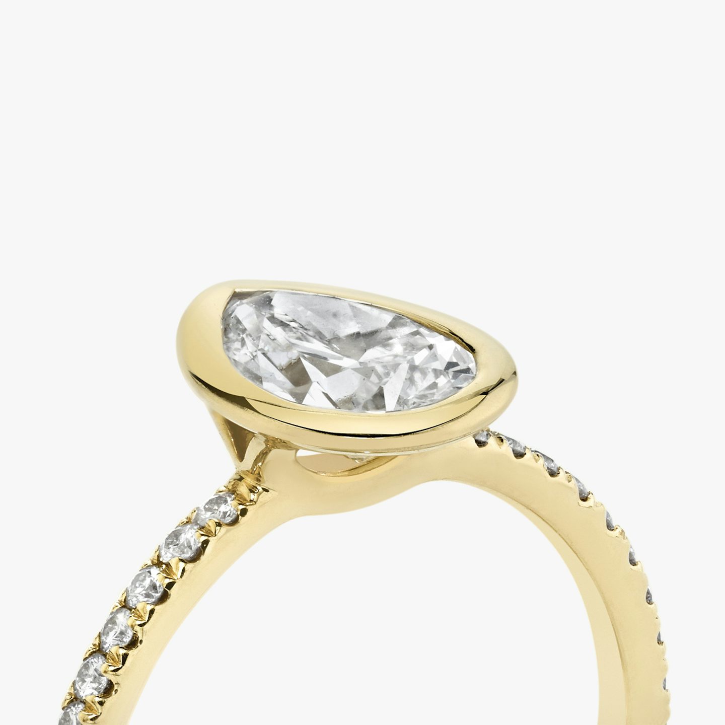 The Signature Bezel | Pear | 18k | Yellow Gold | bandAccent: Pavé | diamondOrientation: vertical | caratWeight: other