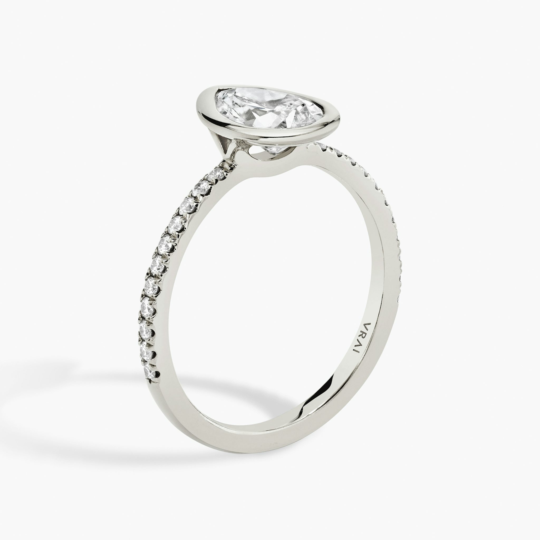 Anillo de compromiso Signature Bezel | Pera | Platino | bandAccent: Pavé | diamondOrientation: vertical | caratWeight: other