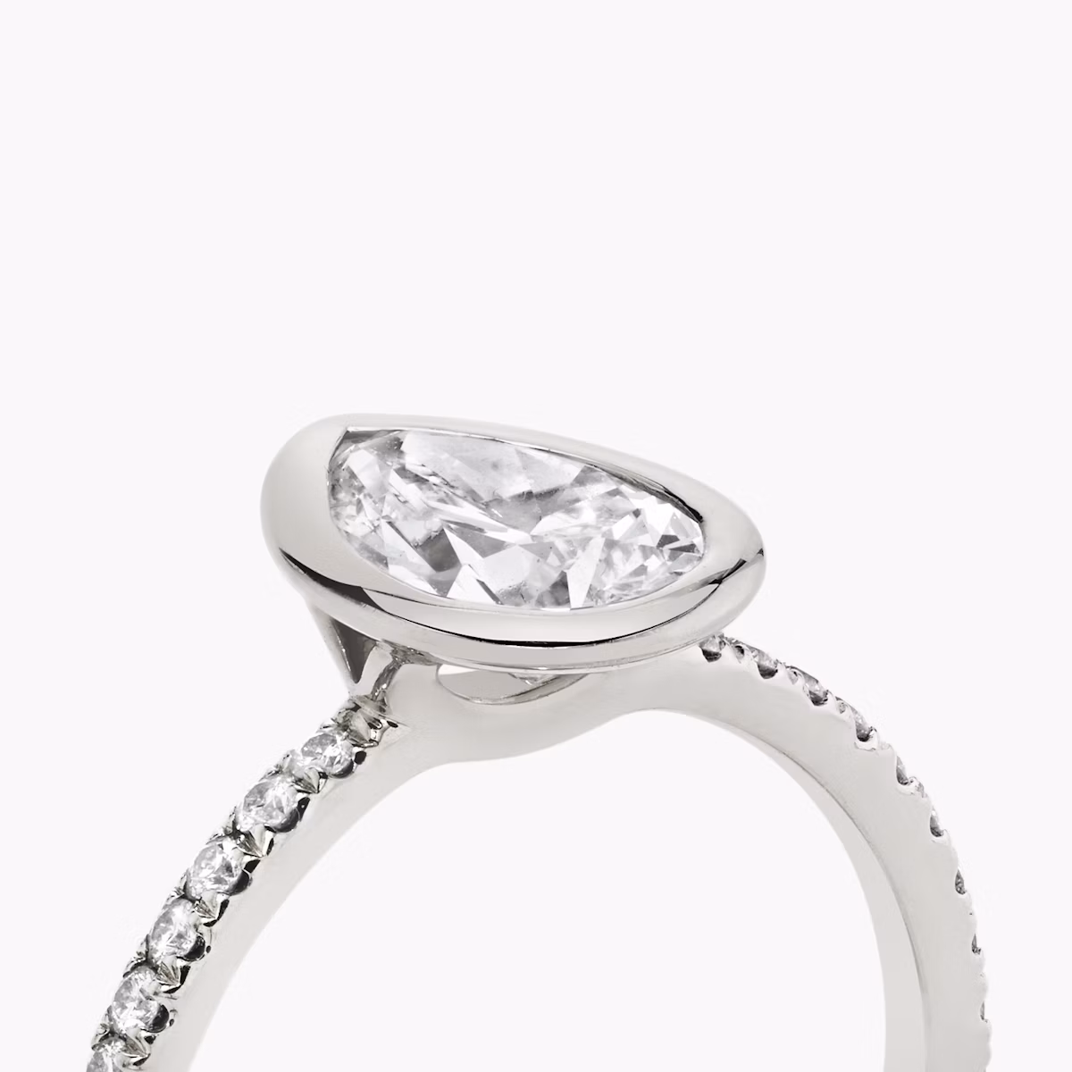 The Signature Bezel | Pear | Platinum | bandAccent: Pavé | diamondOrientation: vertical | caratWeight: other