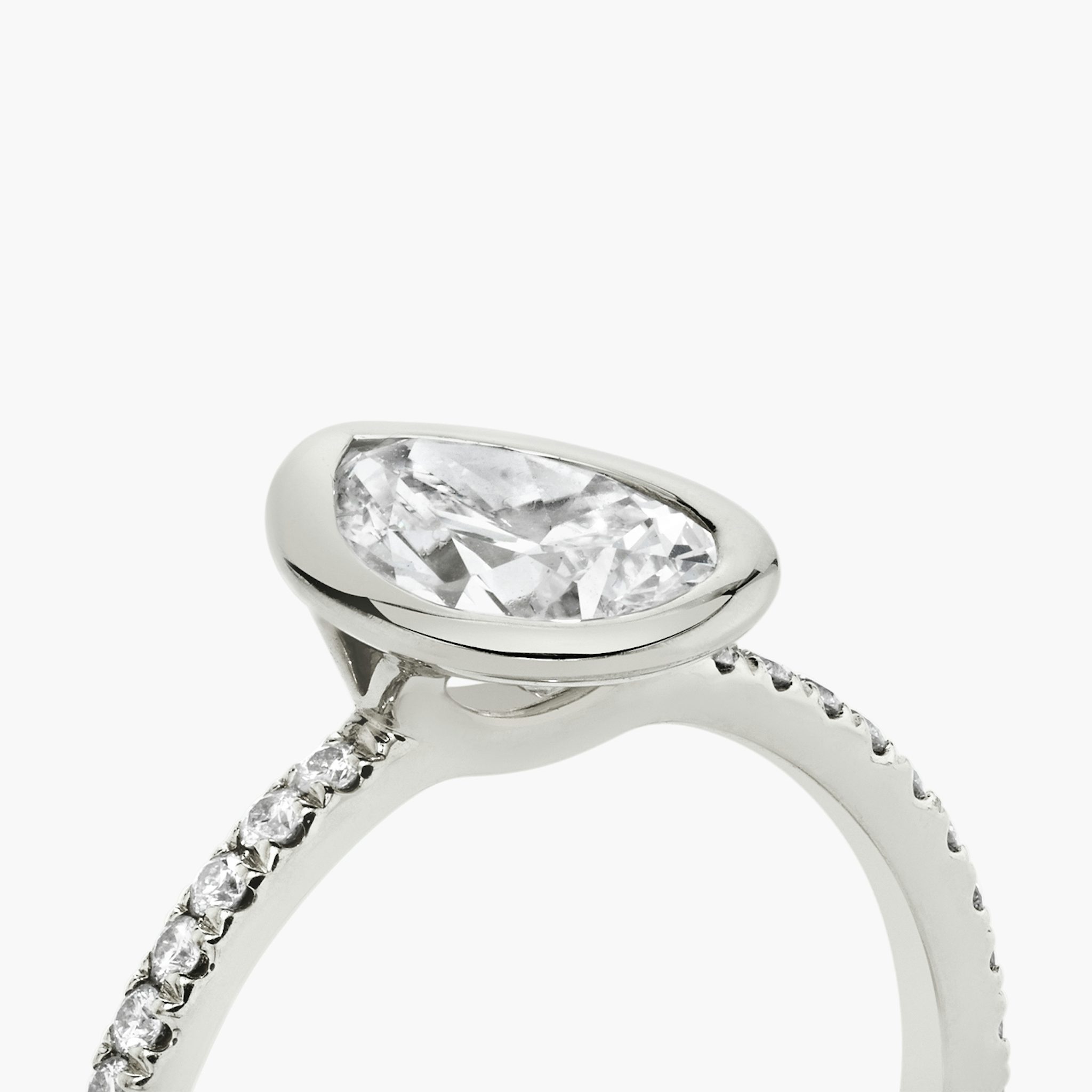 The Signature Bezel | Pear | 18k | White Gold | bandAccent: Pavé | diamondOrientation: vertical | caratWeight: other