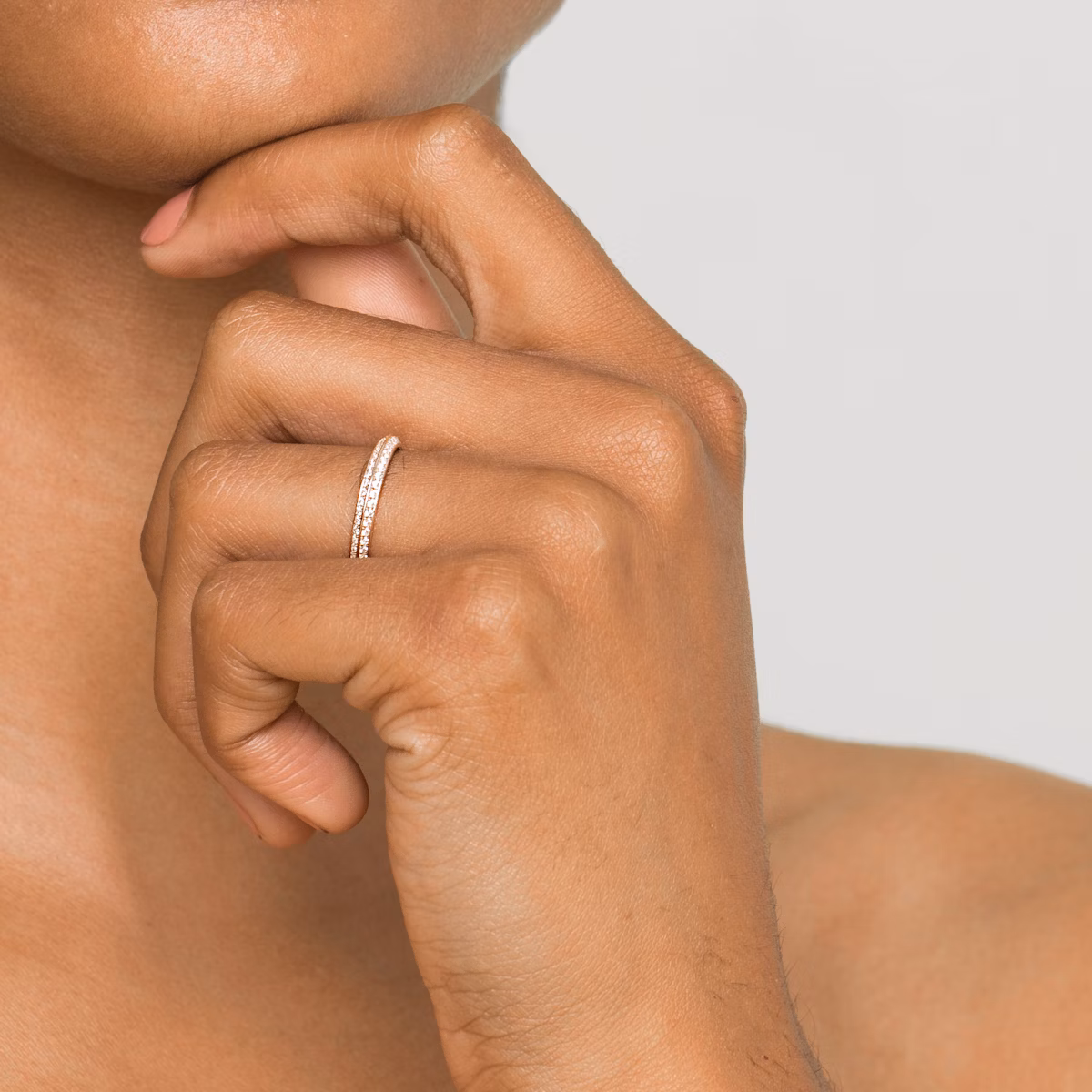The Knife-Edge Ehering | Rund | 18k | Gelbgold | bandAccent: Mit Pavé-Besatz