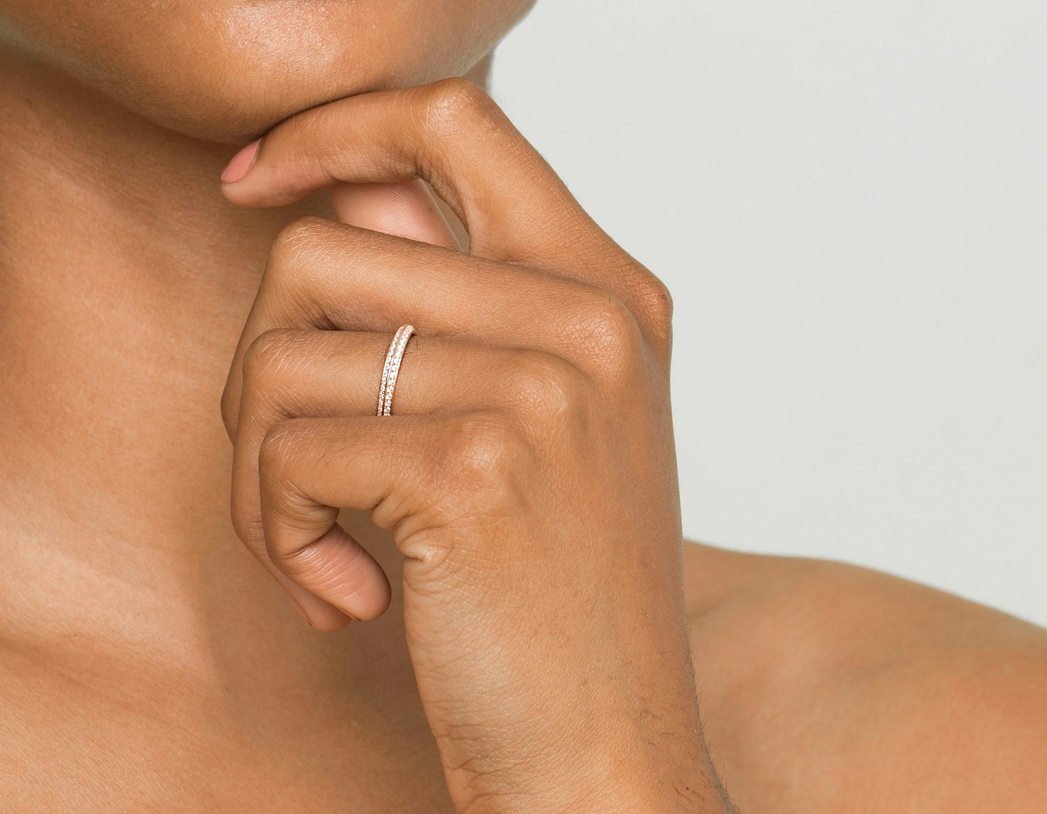 The Knife-Edge Band | Round Brilliant | 18k | Yellow Gold | bandAccent: Pavé