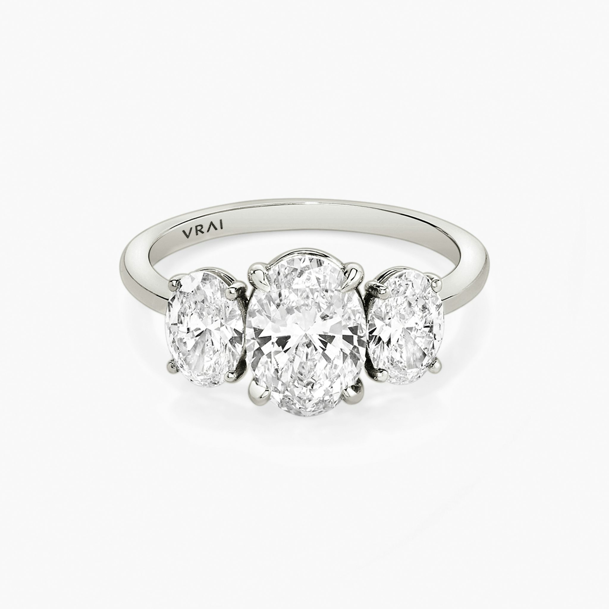 The Three Stone | Oval | 18k | White Gold | bandAccent: Plain | sideStoneCarat: 0.50ct | sideStoneShape: Oval | diamondOrientation: vertical | caratWeight: other