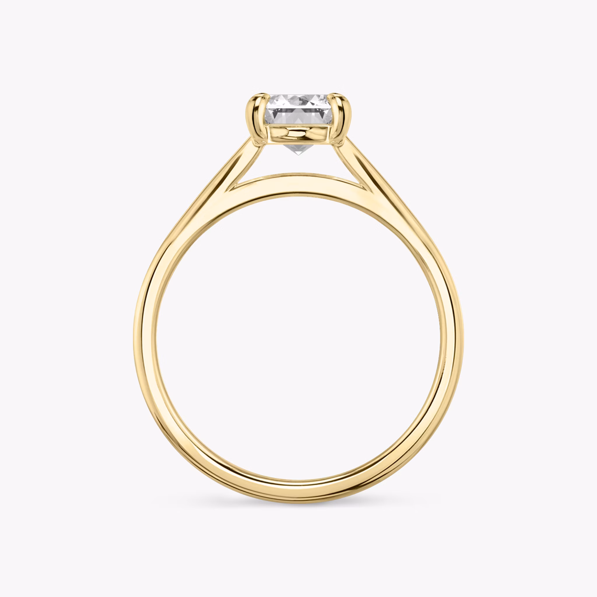 Ein Verlobungsring im Stil einer Kathedrale mit einem Goldband.